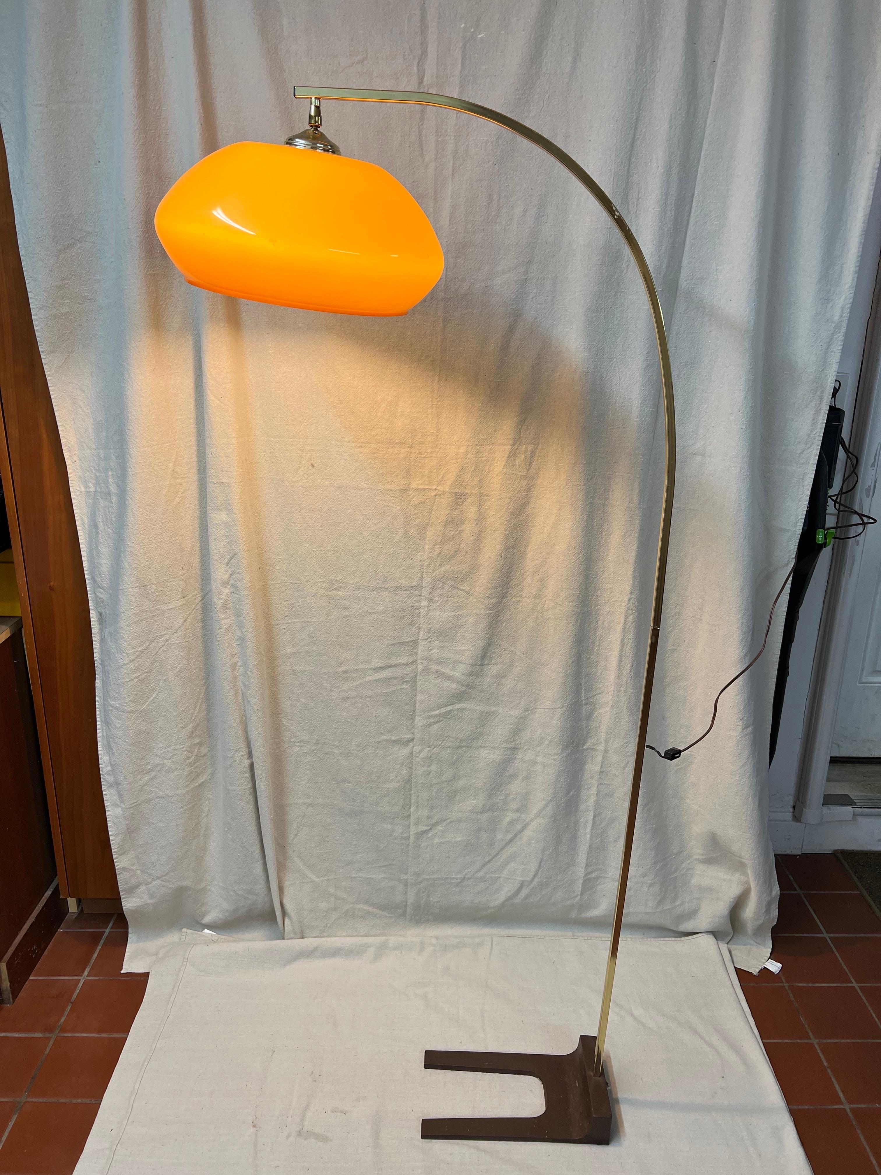 Mid-Century Modern arc brass floor lamp. Golden Caramel plastic round shade with brass stalk and weighted iron base. Fabulous space age design in the style of Harvey Guzzini for meblo.
Perfect reading lamp to complement that reading chair. Great