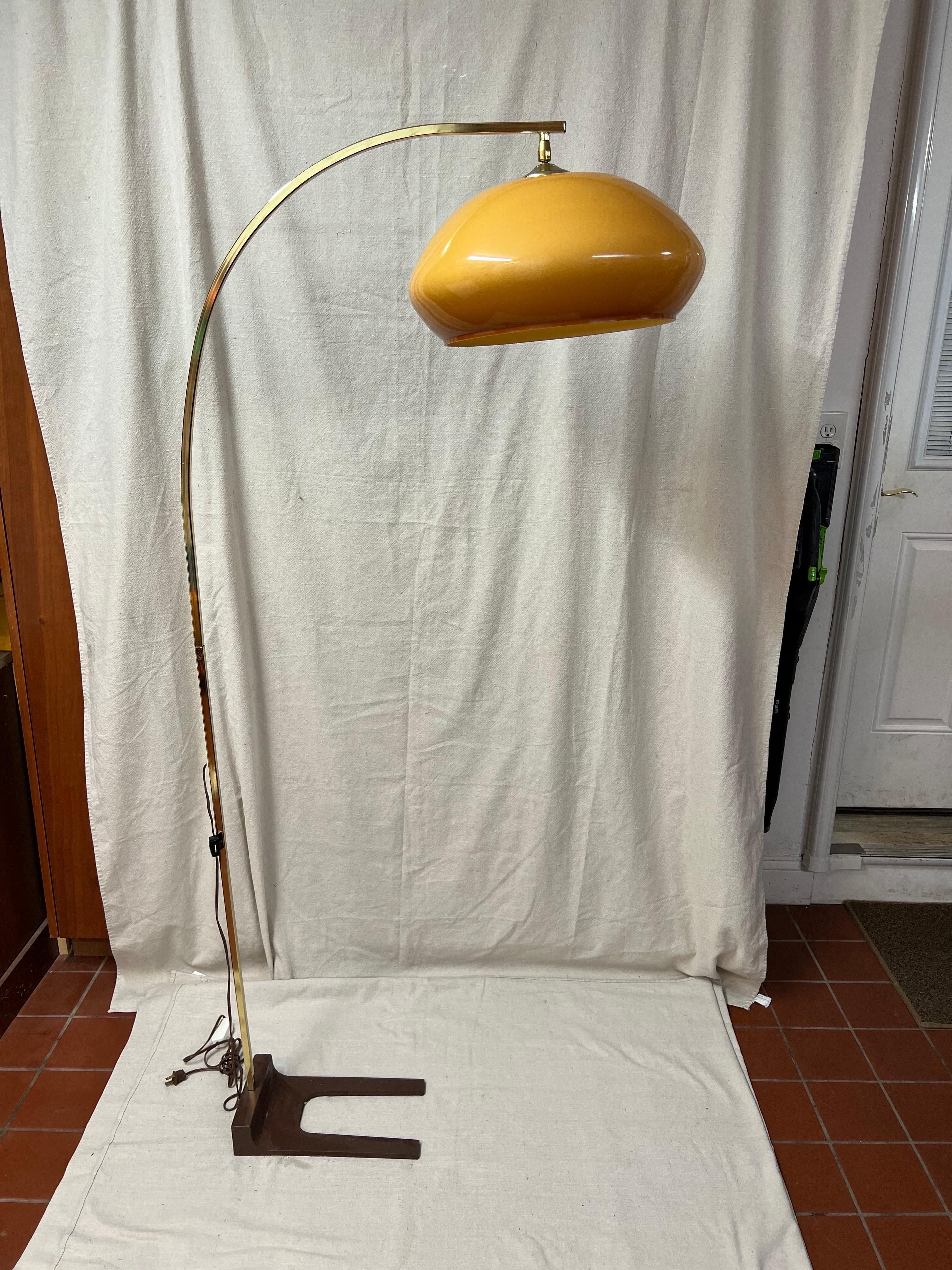 Mid-Century Modern Arc Brass Floor Lamp In Good Condition In Redding, CT