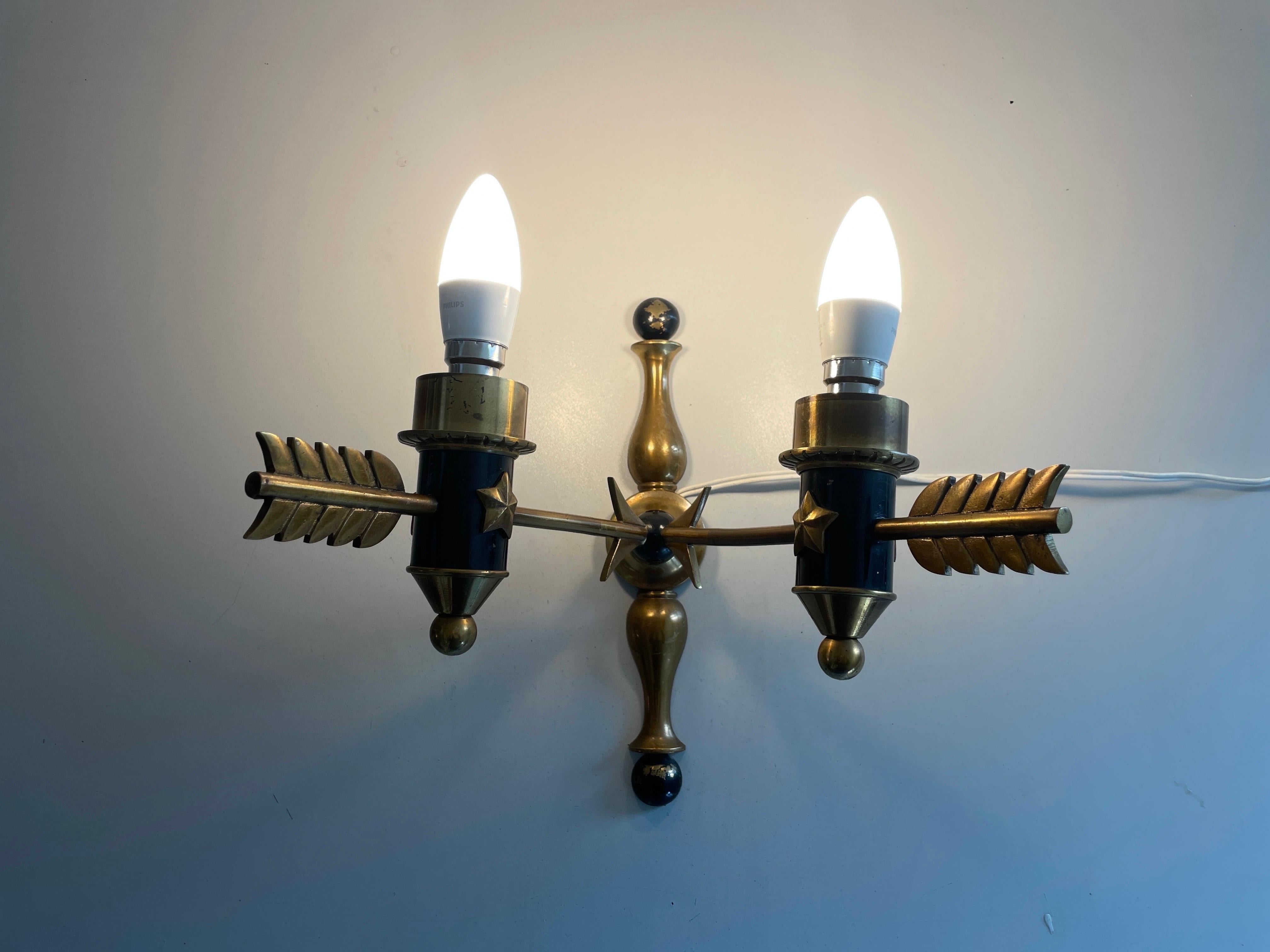 Paire d'appliques Arrow en laiton du milieu du siècle, 1960, France en vente 6