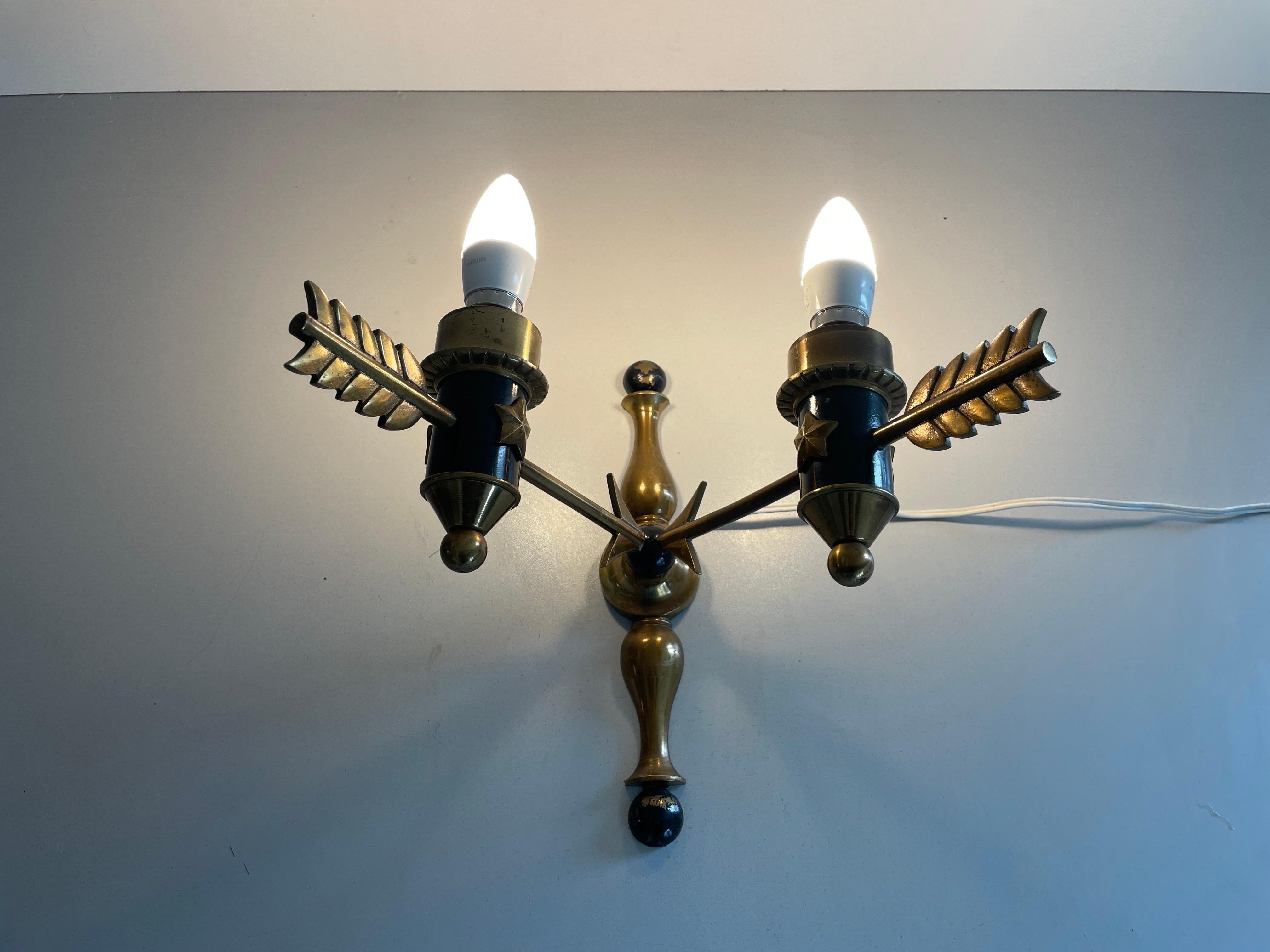 Paire d'appliques Arrow en laiton du milieu du siècle, 1960, France en vente 7