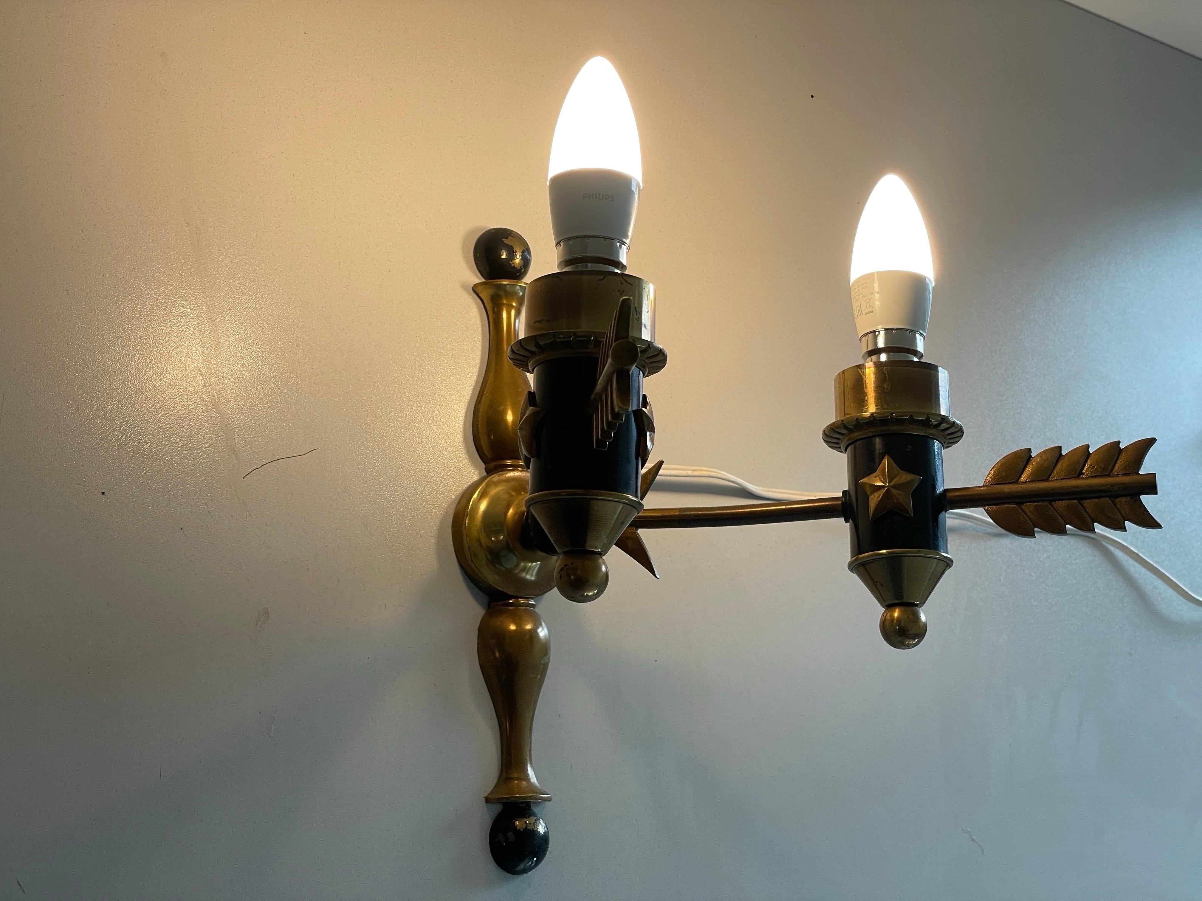 Paire d'appliques Arrow en laiton du milieu du siècle, 1960, France en vente 11