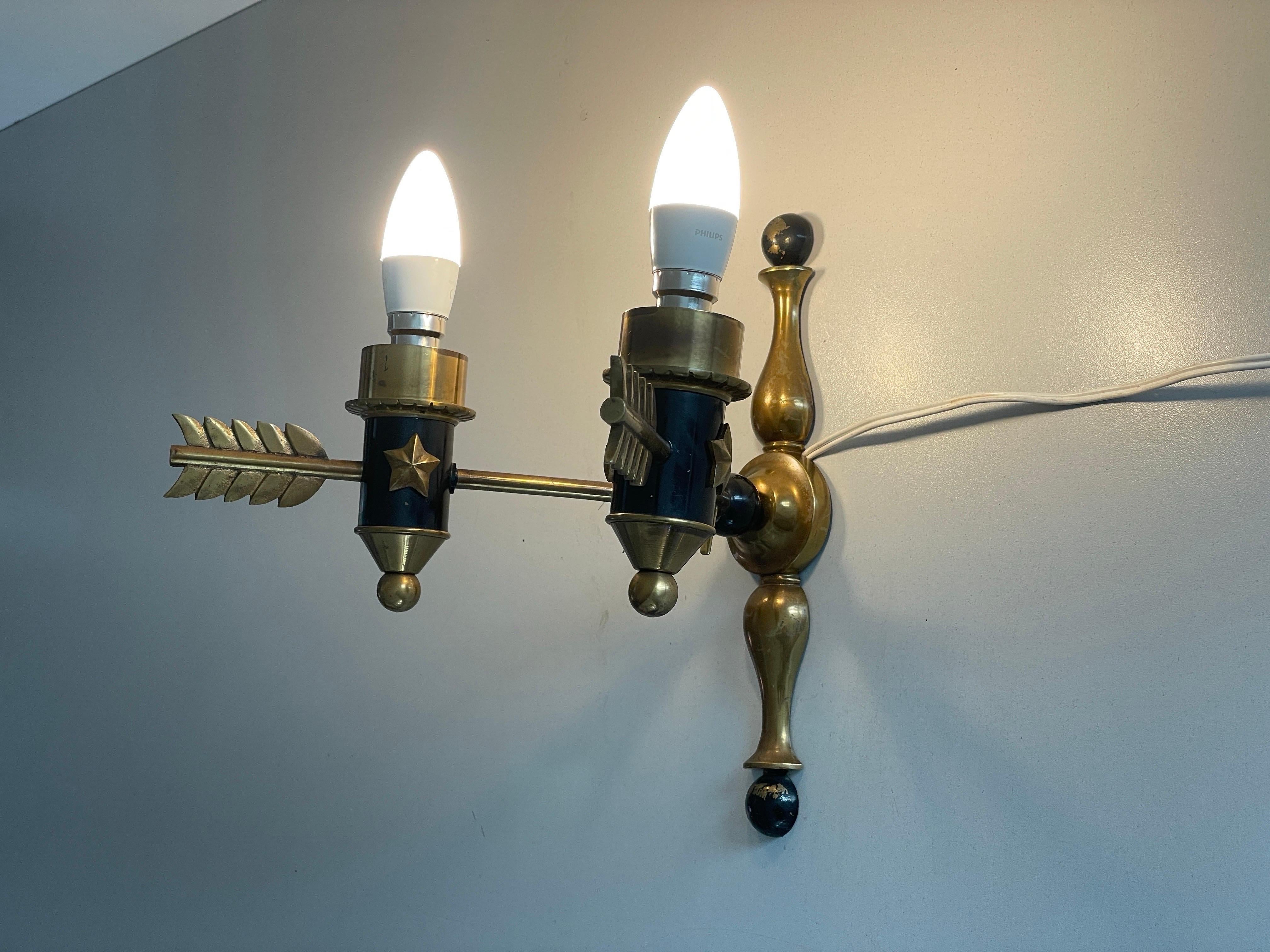 Paire d'appliques Arrow en laiton du milieu du siècle, 1960, France en vente 12