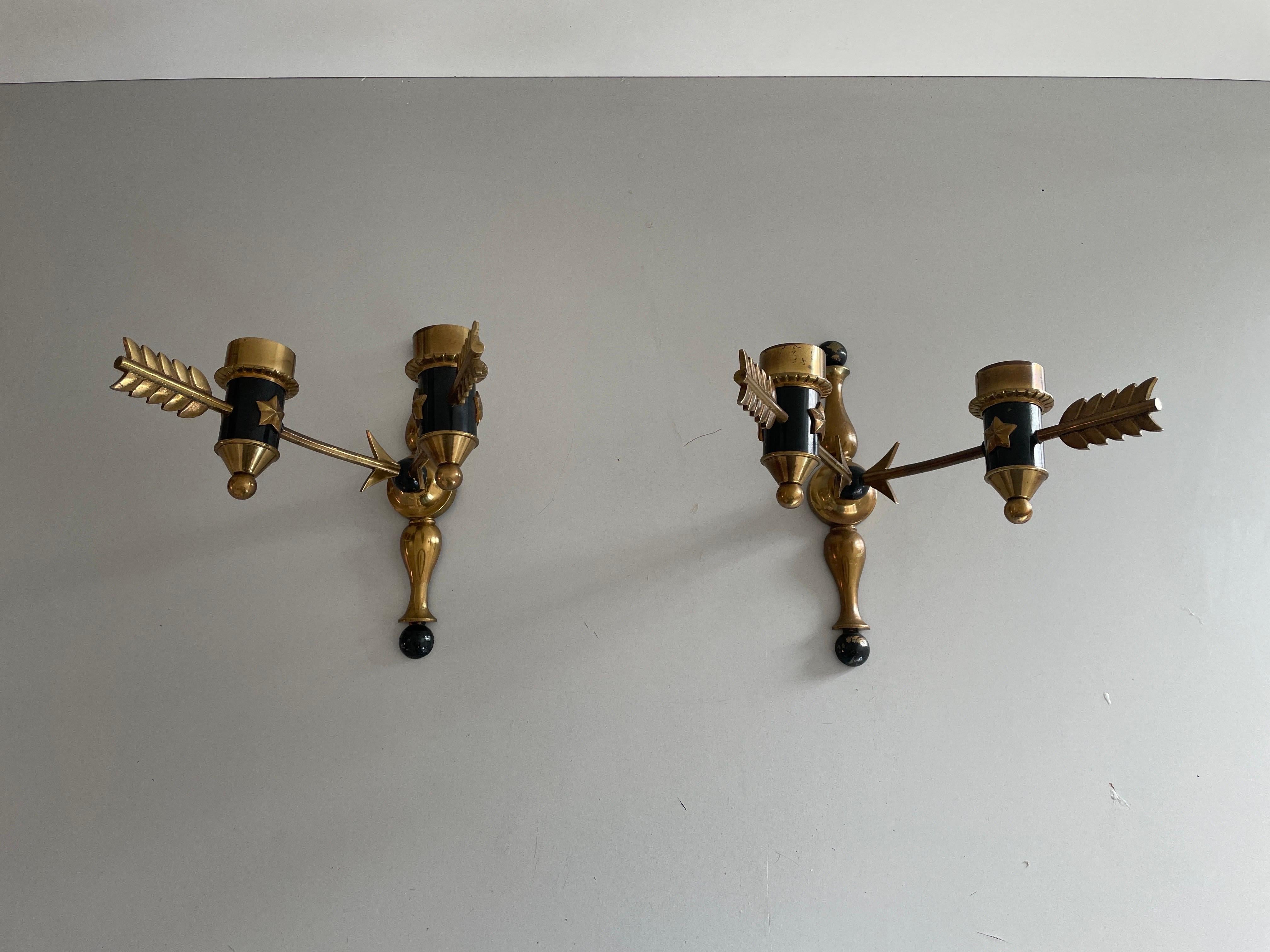 Paire d'appliques Arrow en laiton du milieu du siècle, 1960, France

Très belles appliques de haute qualité.

Les lampes sont en très bon état.


Ces lampes fonctionnent avec  Ampoules françaises standard B22. 
Câblé et utilisable dans tous les