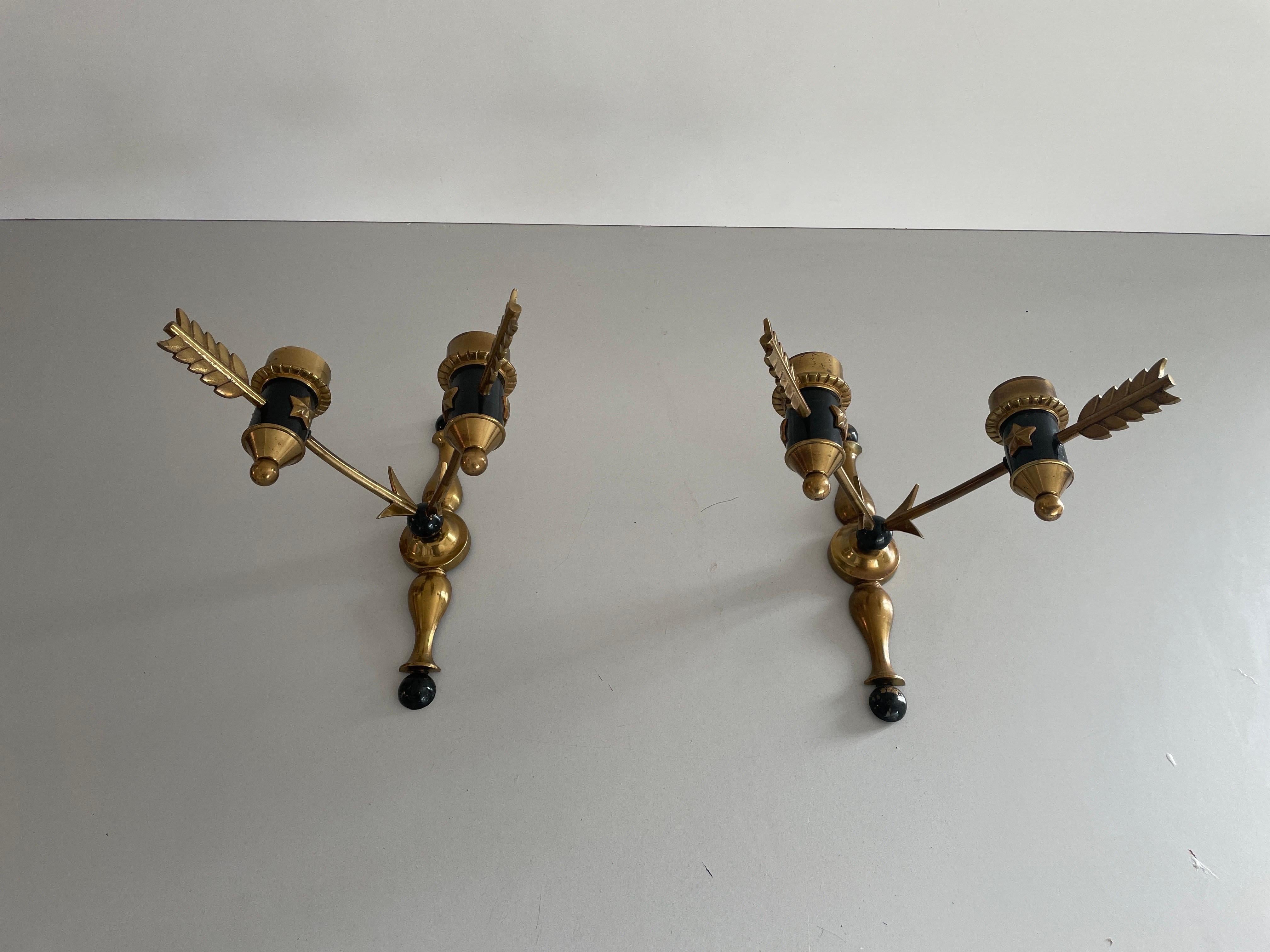 Mid-Century Modern Paire d'appliques Arrow en laiton du milieu du siècle, 1960, France en vente