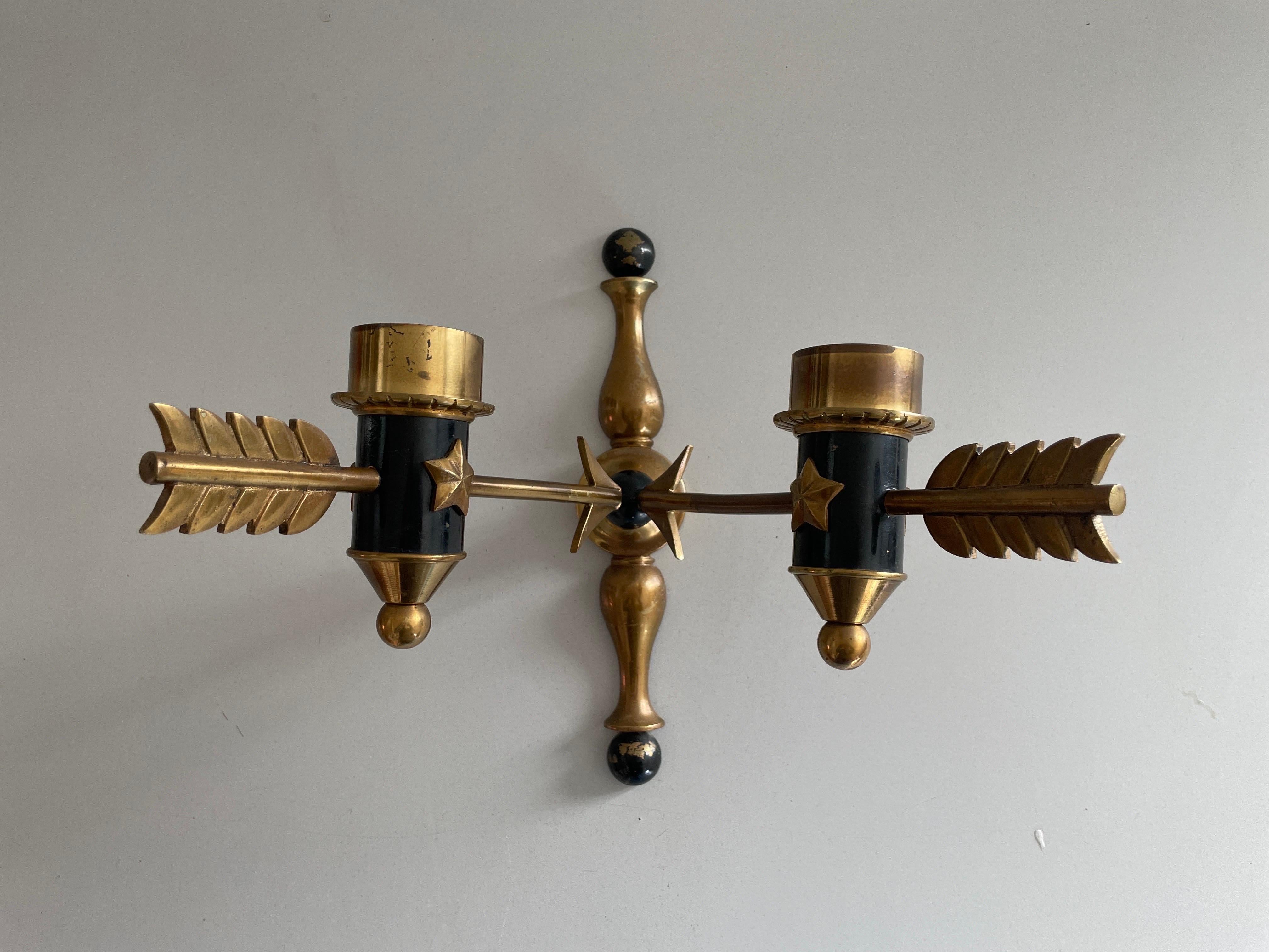 Milieu du XXe siècle Paire d'appliques Arrow en laiton du milieu du siècle, 1960, France en vente