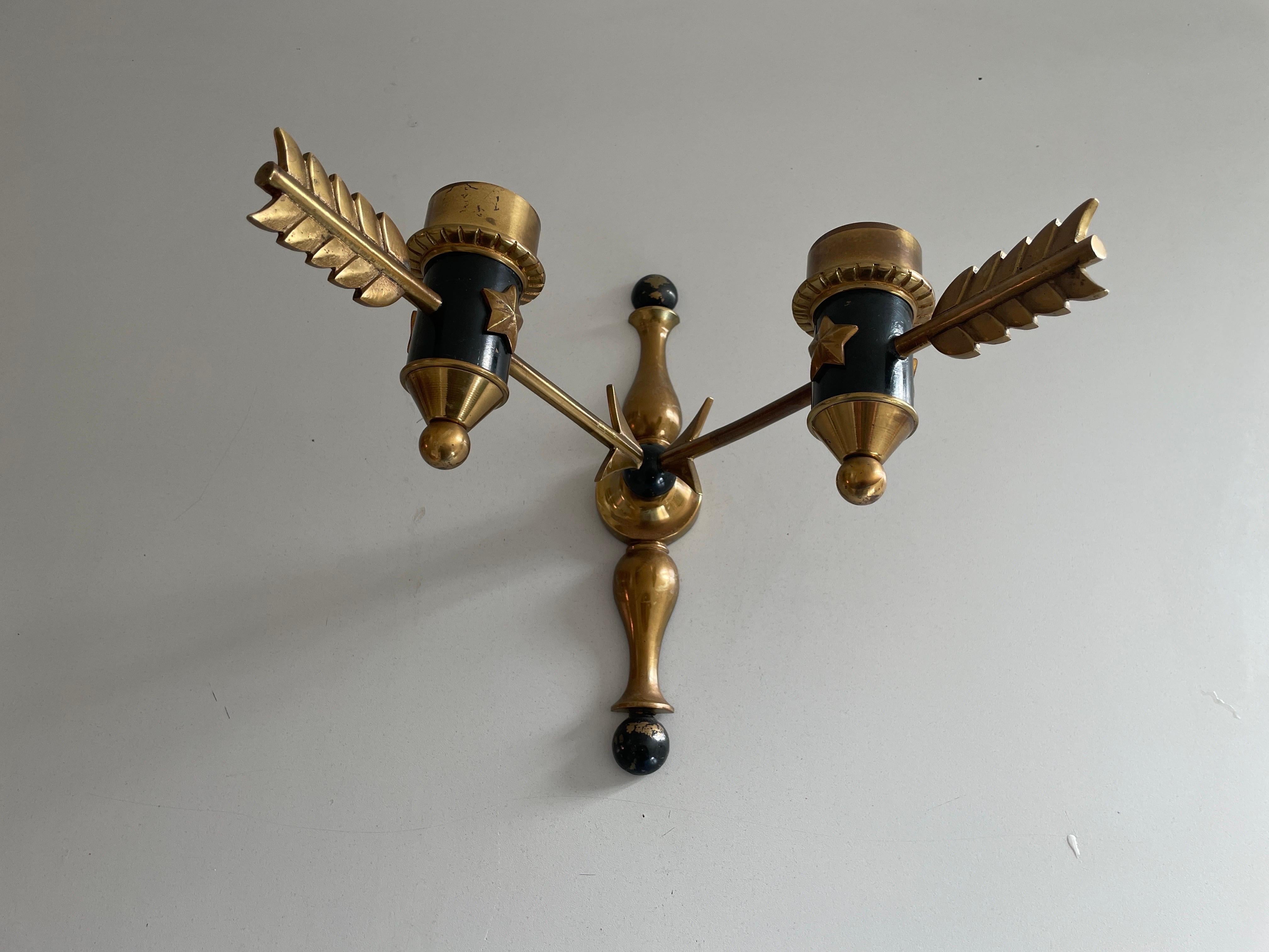 Laiton Paire d'appliques Arrow en laiton du milieu du siècle, 1960, France en vente