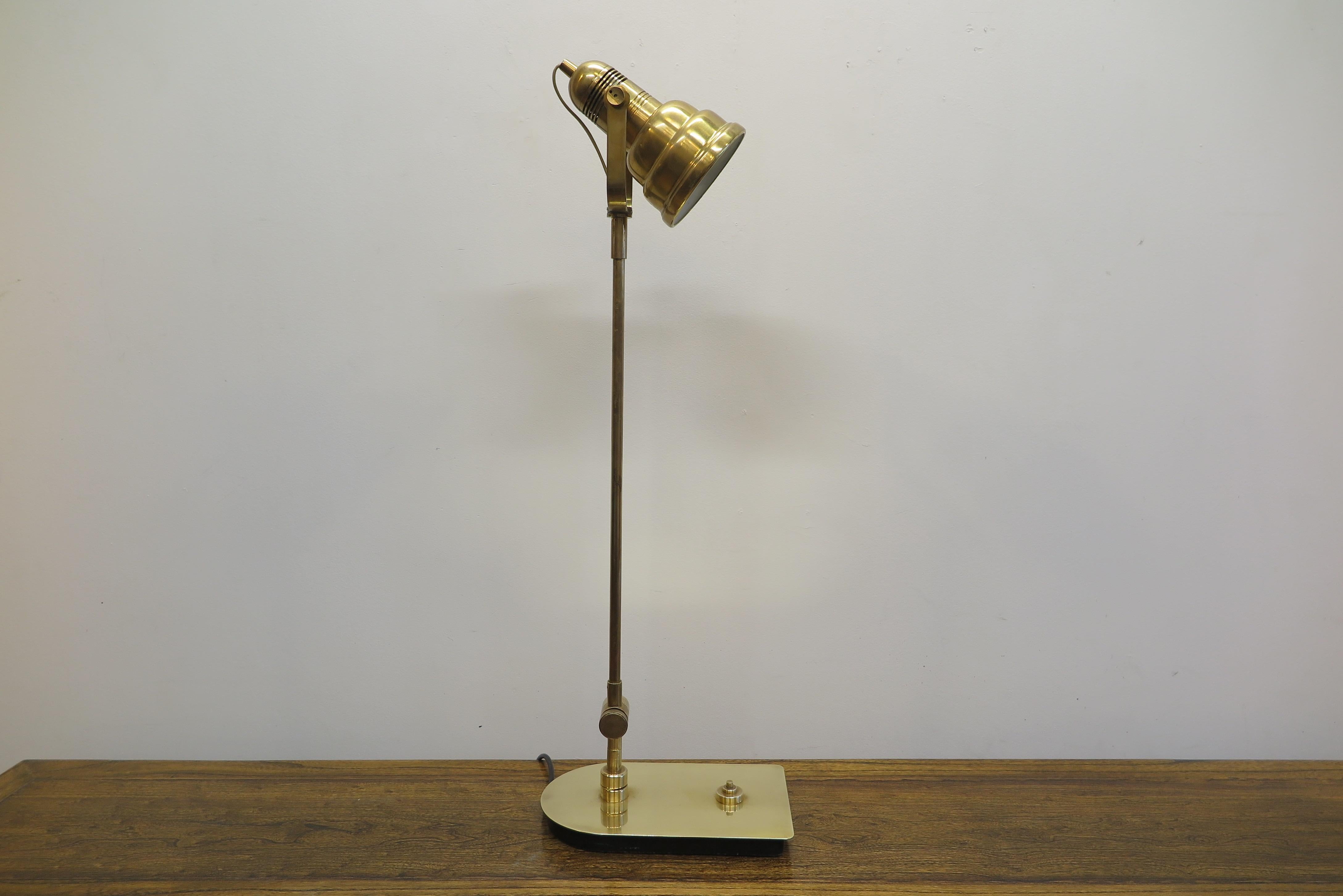 Midcentury Brass Articulating Table Lamp (Moderne der Mitte des Jahrhunderts)