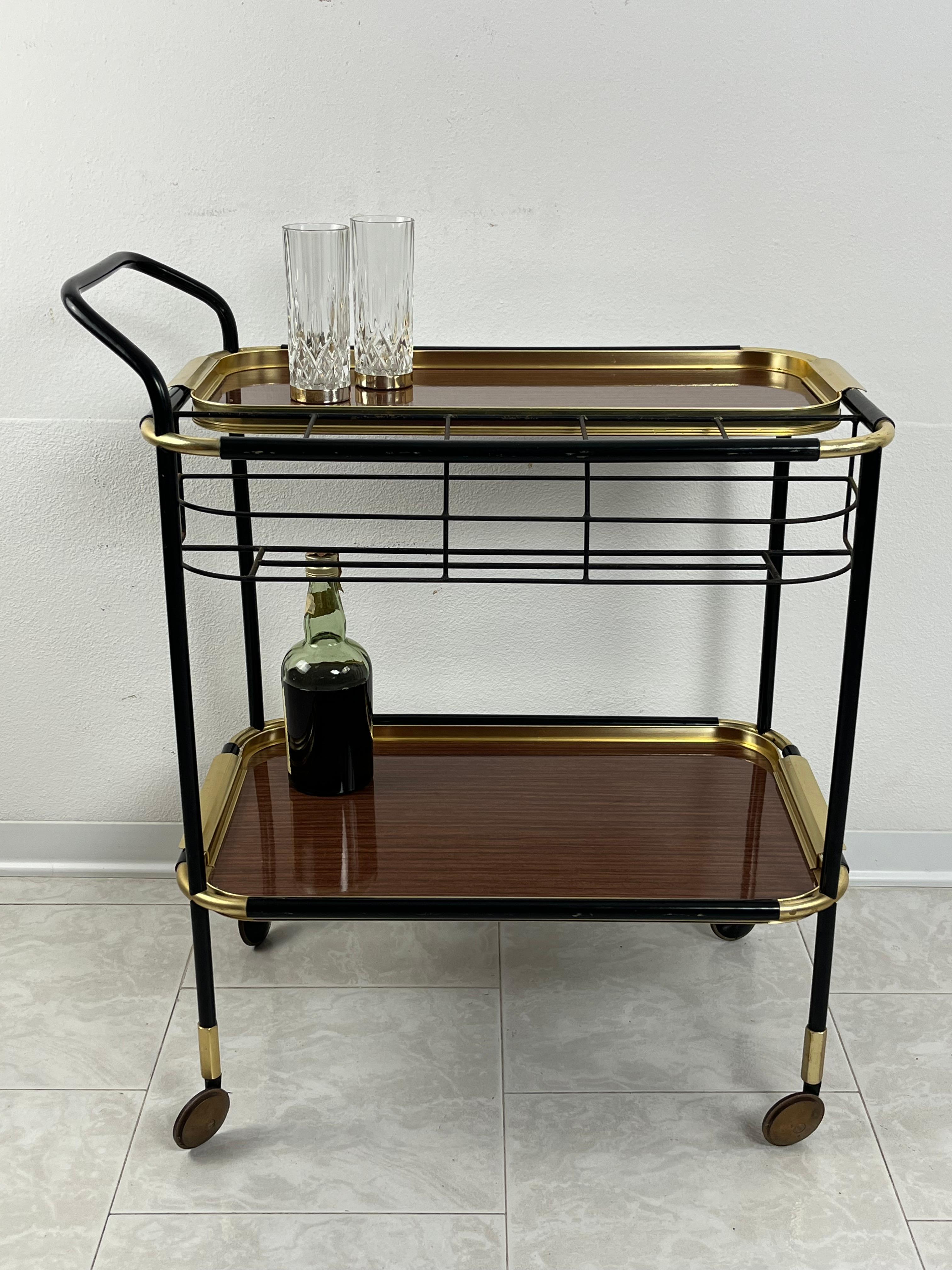 Mid-Century Brass Bar Cart attributed to Ico Parisi Removable Trays 1960s
Intact and in good condition, small signs of aging.
It has 4 swivel wheels. Made in Italy.