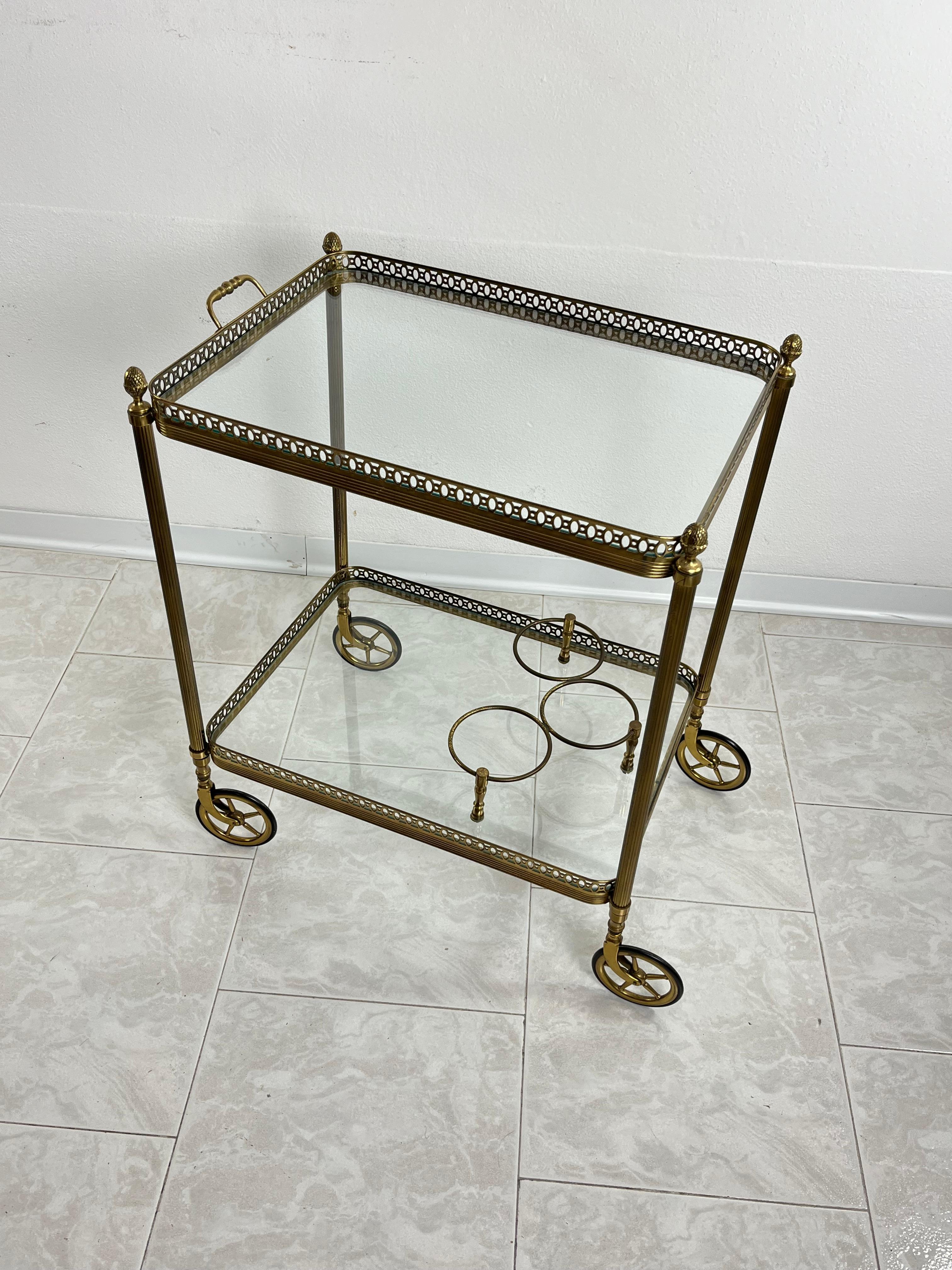 Mid-Century Brass Bar Cart attributed to Paolo Buffa 1950s
Glass tops.
Intact and in good condition, small signs of aging.


We guarantee adequate packaging and will ship via DHL, insuring the contents against any breakage or loss of the package.
