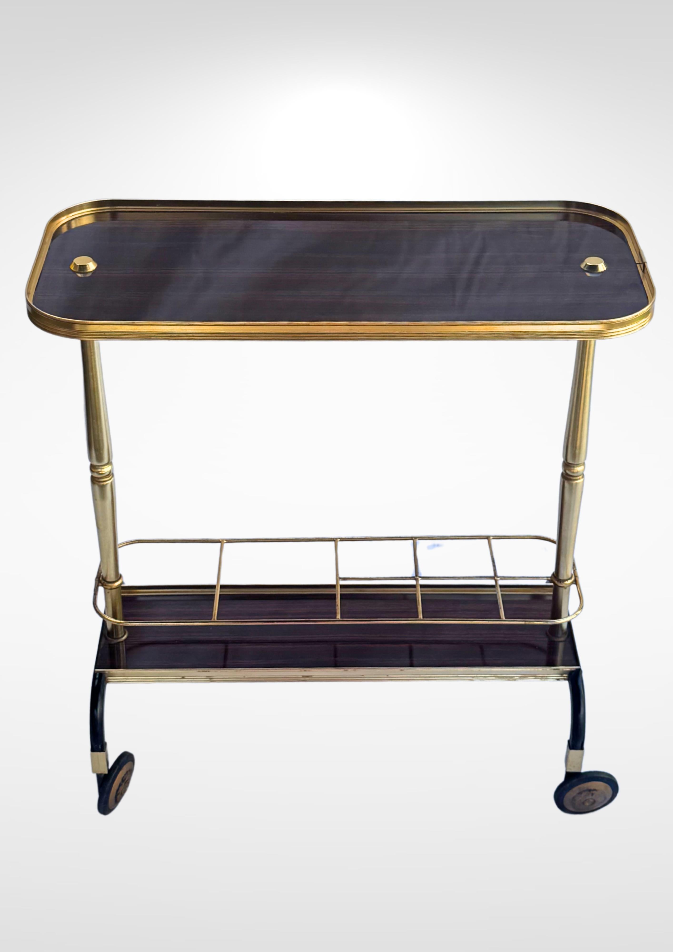 Chariot de bar vintage des années 1960 par MB Italy, attribué à Ico Parisi.
Composé d'un plateau et d'une base en placage de bois de rose avec un compartiment central pour les verres à vin et les bouteilles.
Glisse sur 2 roues pivotantes.
En