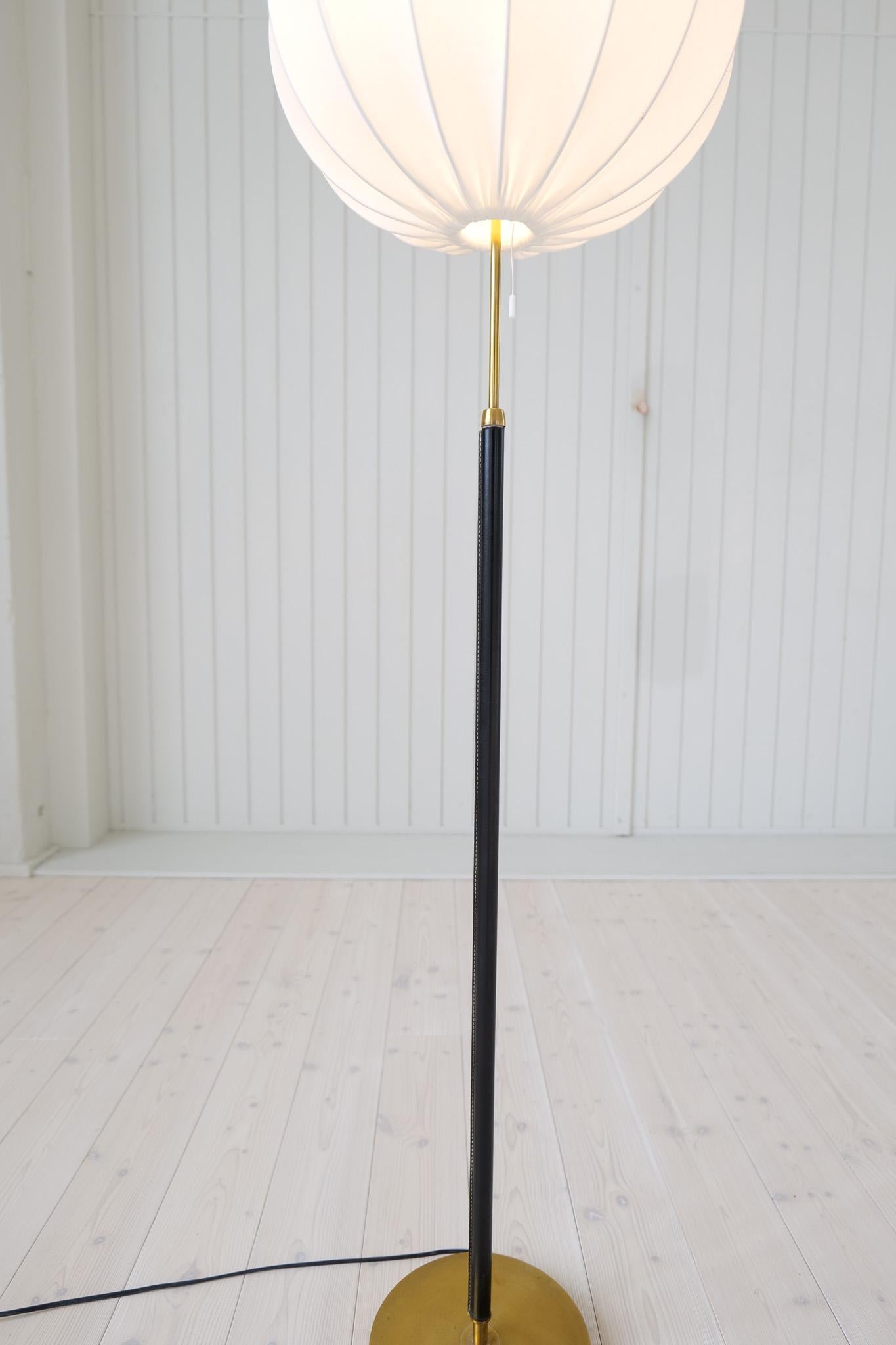 Mid-Century Brass Black Leather Floor Lamp Falkenbergs Belysning, Sweden, 1960s For Sale 4