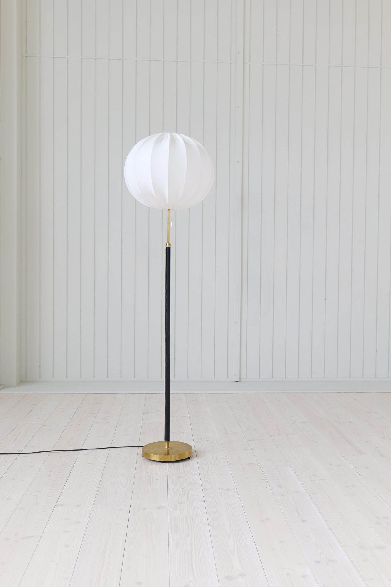 Mid-Century Brass Black Leather Floor Lamp Falkenbergs Belysning, Sweden, 1960s For Sale 8