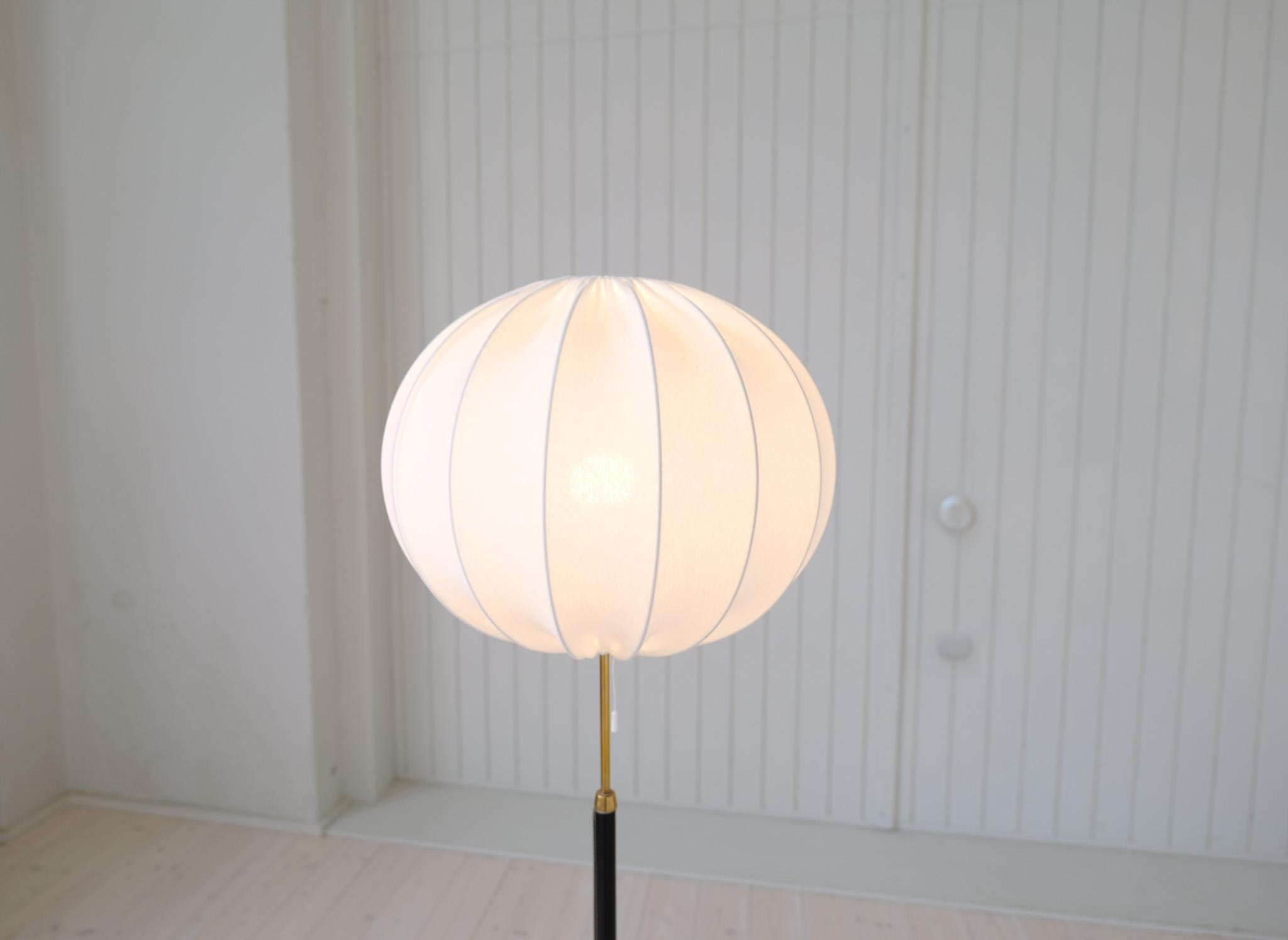 Mid-Century Brass Black Leather Floor Lamp Falkenbergs Belysning, Sweden, 1960s For Sale 2