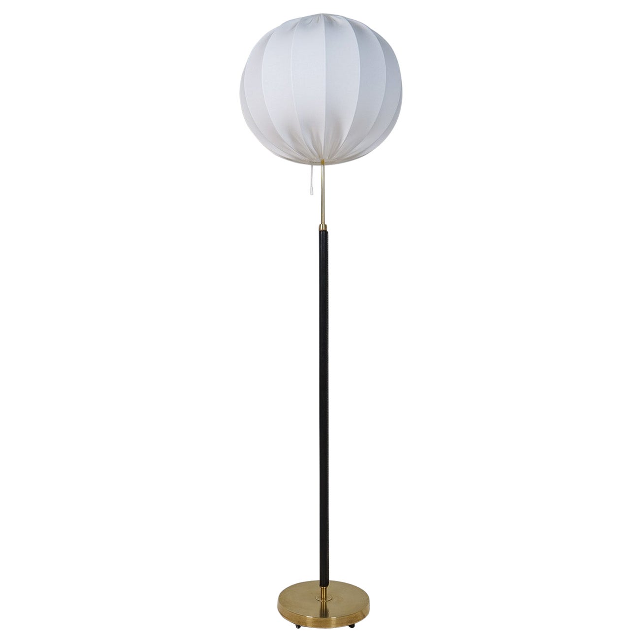 Lampada da terra di metà secolo in ottone e pelle nera Falkenbergs Belysning, Svezia, anni '60