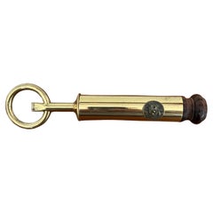 Apribottiglie in ottone del Medioevo Italia