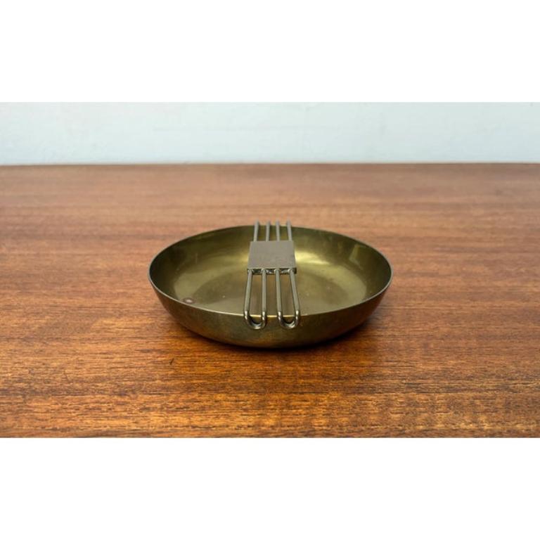 Ciotola in ottone di metà secolo, anni '50, in ottime condizioni. Progettato dal 1950 al 1959.

Informazioni aggiuntive:
Materiali: Metallo
Stile: Medioevo Moderno
Colore: oro
Tipo di articolo: Vintage, Antico o Pre-owned
Dimensioni: 5,12ʺW × 5,12ʺD
