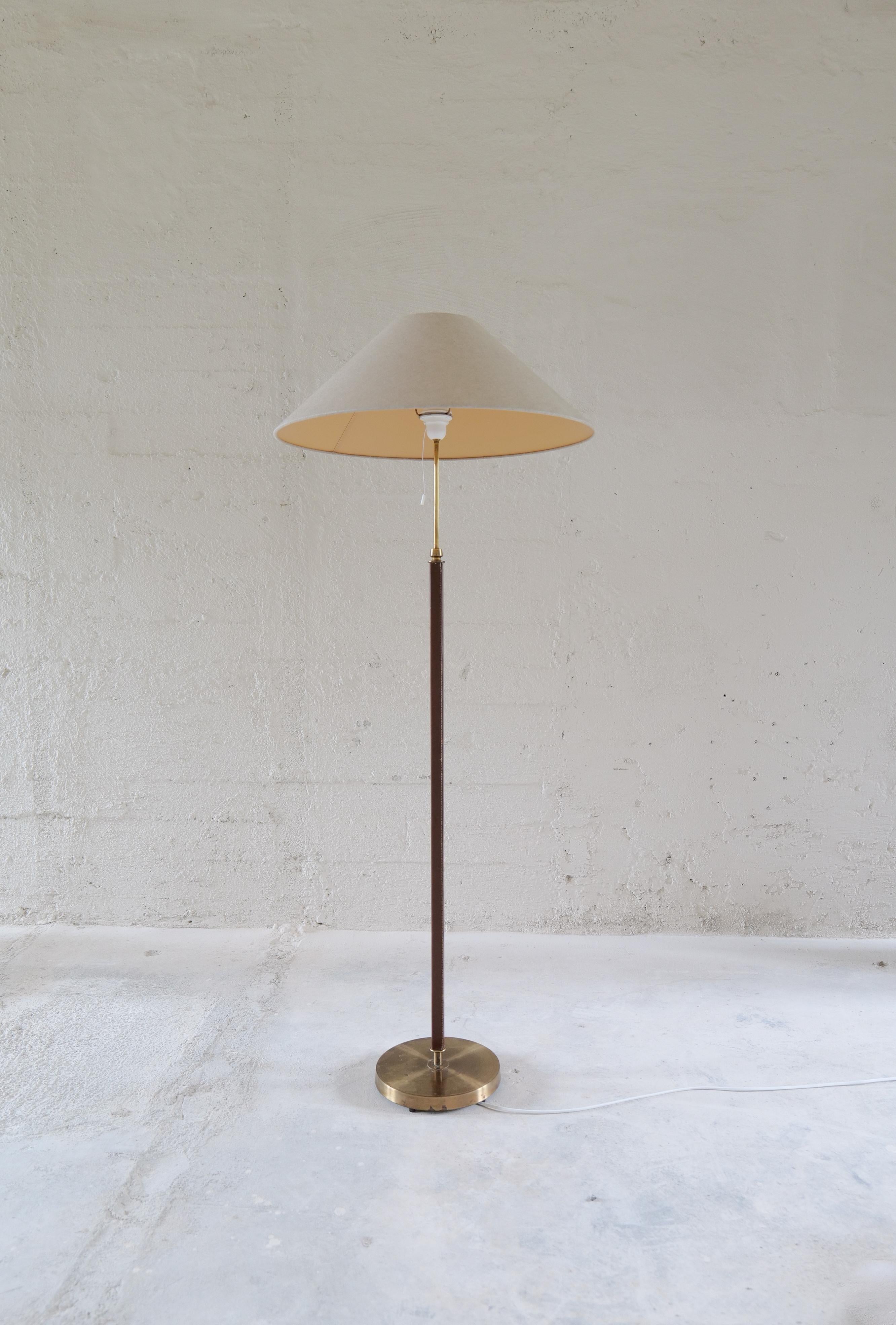 Mid-Century Brass Brown Leather Floor Lamp Falkenbergs Belysning, Sweden, 1960s For Sale 5