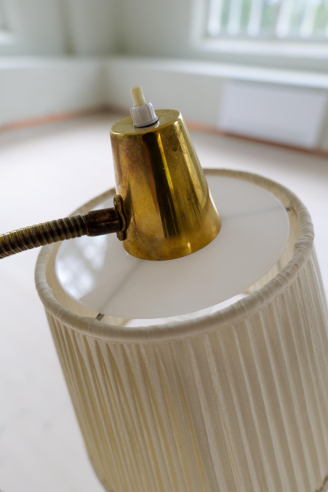 Lampada da terra di metà secolo in ottone e pelle marrone Falkenbergs Belysning, Svezia, anni '60 in vendita 4