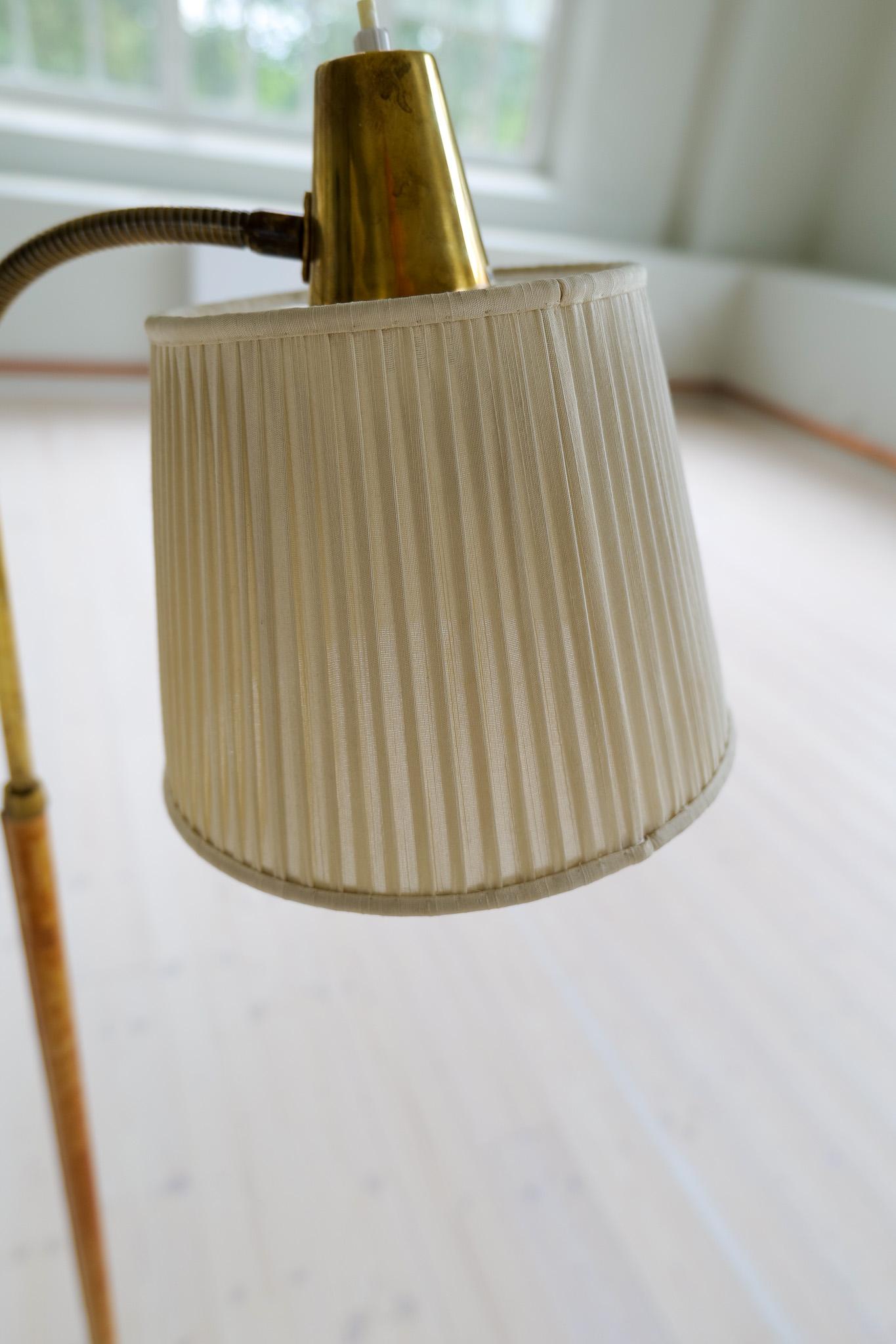 Lampada da terra di metà secolo in ottone e pelle marrone Falkenbergs Belysning, Svezia, anni '60 in vendita 6