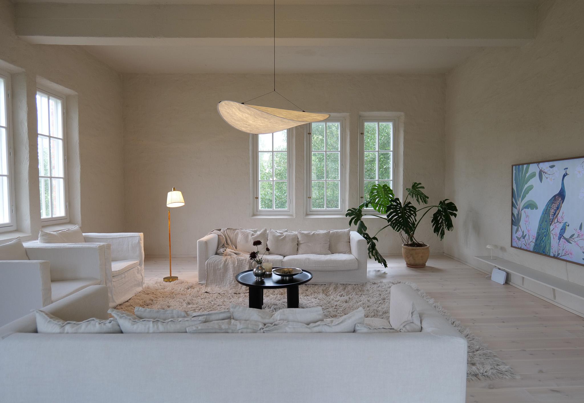 Questa lampada è stata realizzata in Svezia presso Falkenbergs Belysning. Splendida combinazione in ottone assemblata con asta in pelle. L'ottone si abbina bene con la pelle marrone cucito.

Buon ottone patinato con macchie e piccole ammaccature,