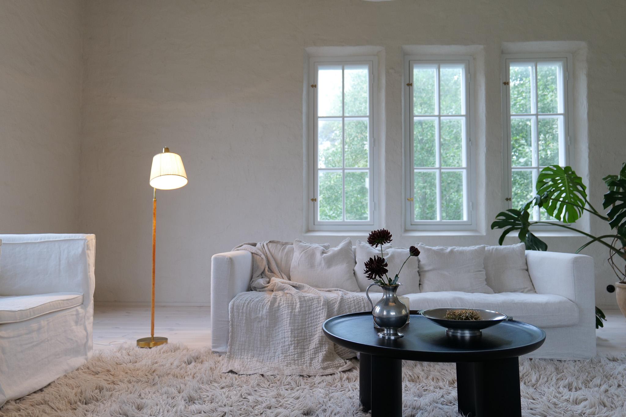 Svedese Lampada da terra di metà secolo in ottone e pelle marrone Falkenbergs Belysning, Svezia, anni '60 in vendita