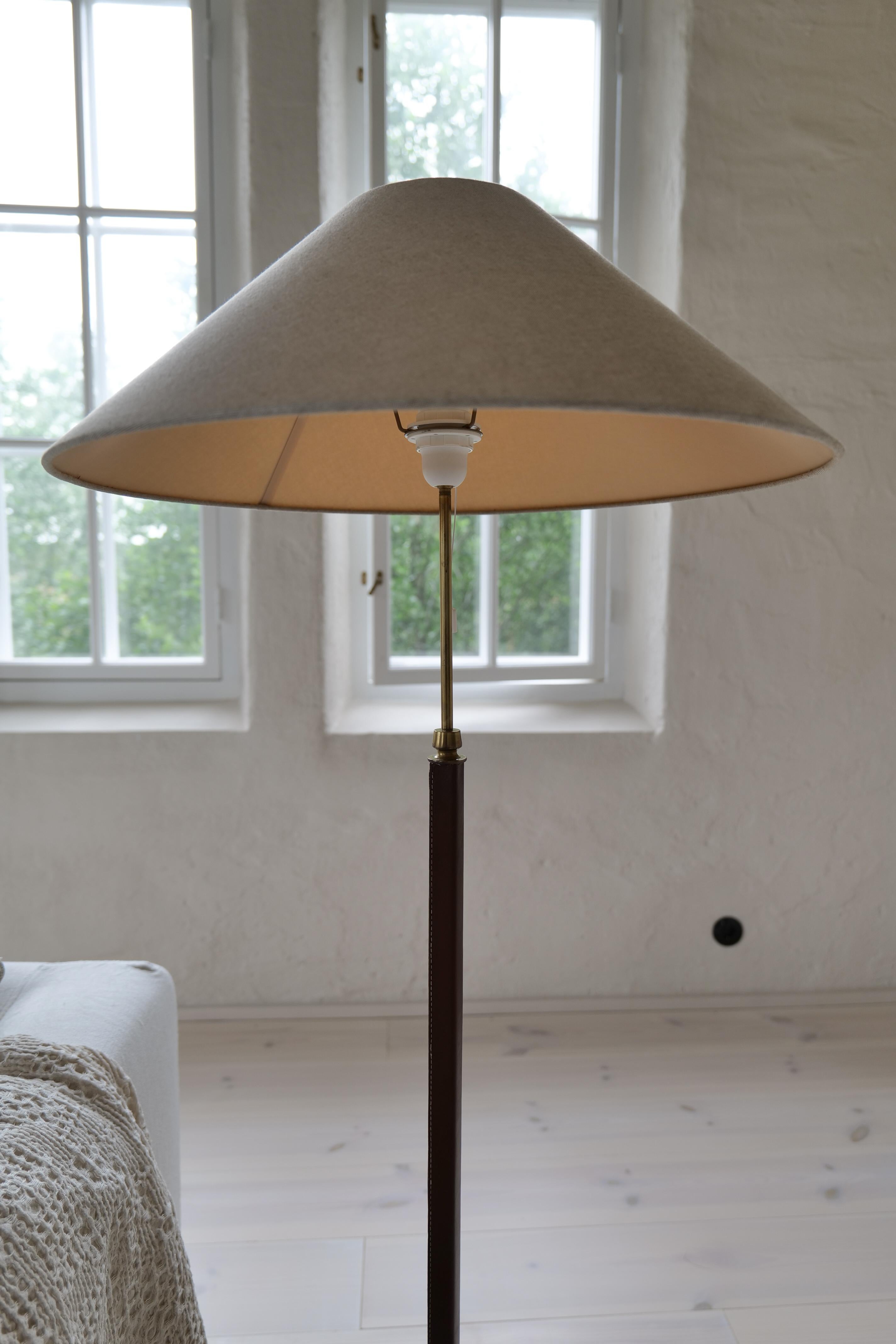 Mid-Century Brass Brown Leather Floor Lamp Falkenbergs Belysning, Sweden, 1960s In Good Condition For Sale In Hillringsberg, SE
