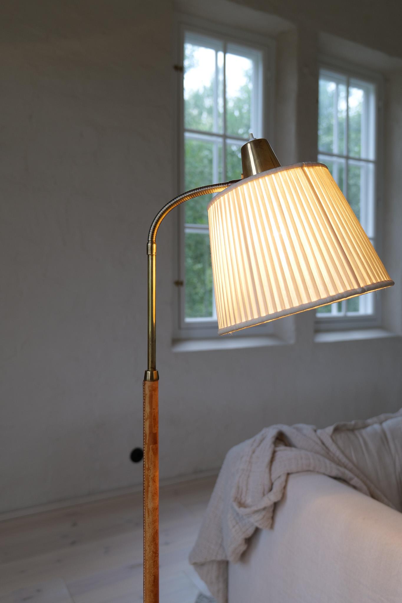 Metà XX secolo Lampada da terra di metà secolo in ottone e pelle marrone Falkenbergs Belysning, Svezia, anni '60 in vendita