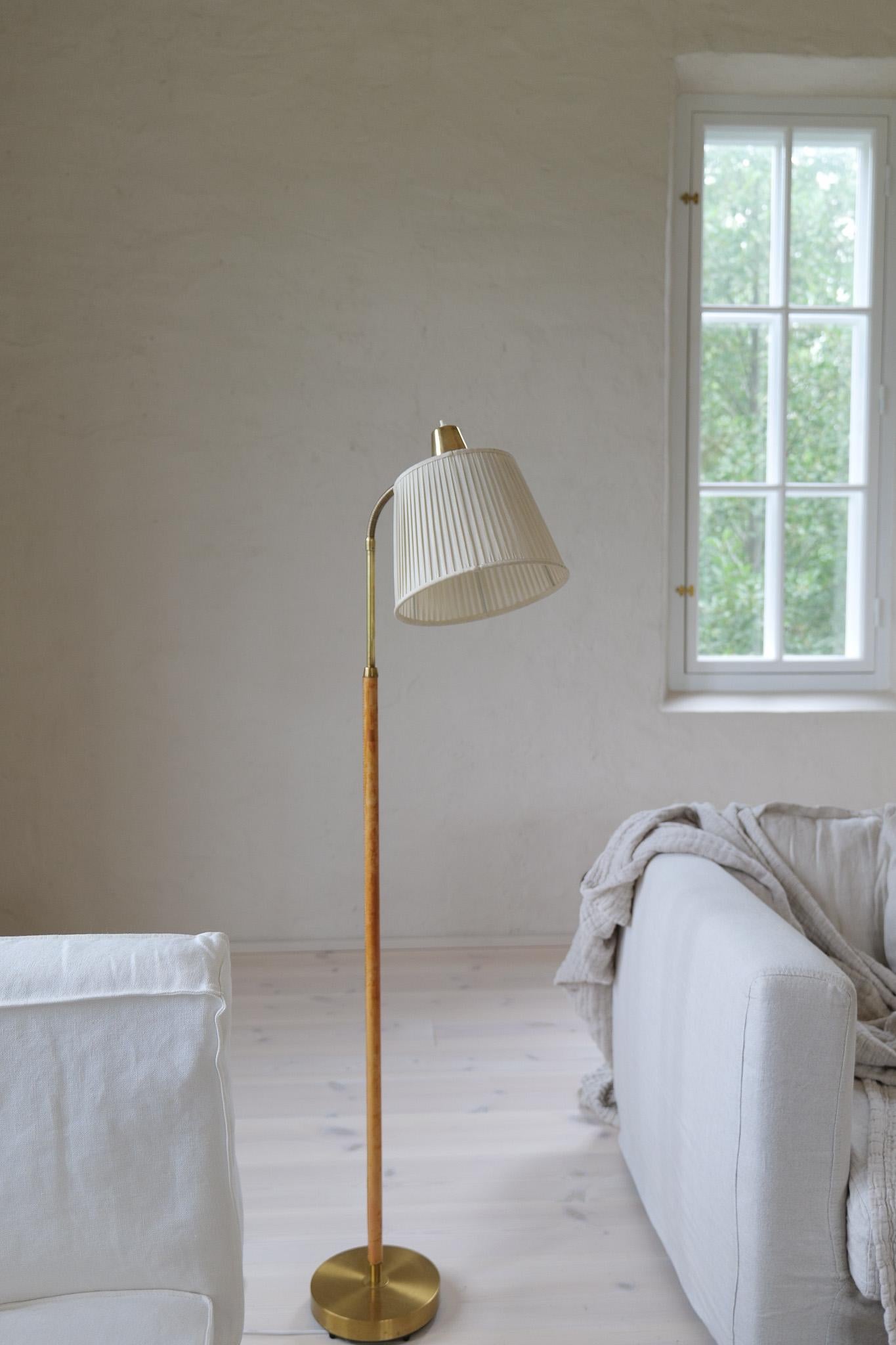 Ottone Lampada da terra di metà secolo in ottone e pelle marrone Falkenbergs Belysning, Svezia, anni '60 in vendita