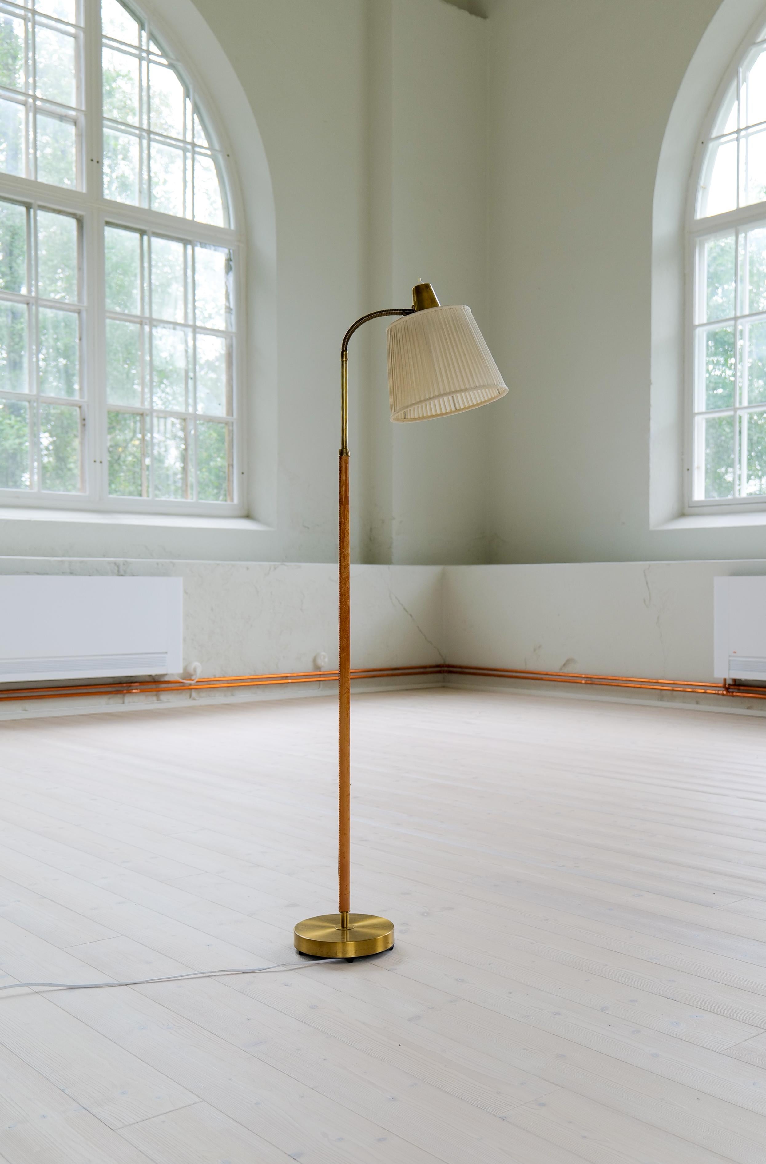 Lampada da terra di metà secolo in ottone e pelle marrone Falkenbergs Belysning, Svezia, anni '60 in vendita 1