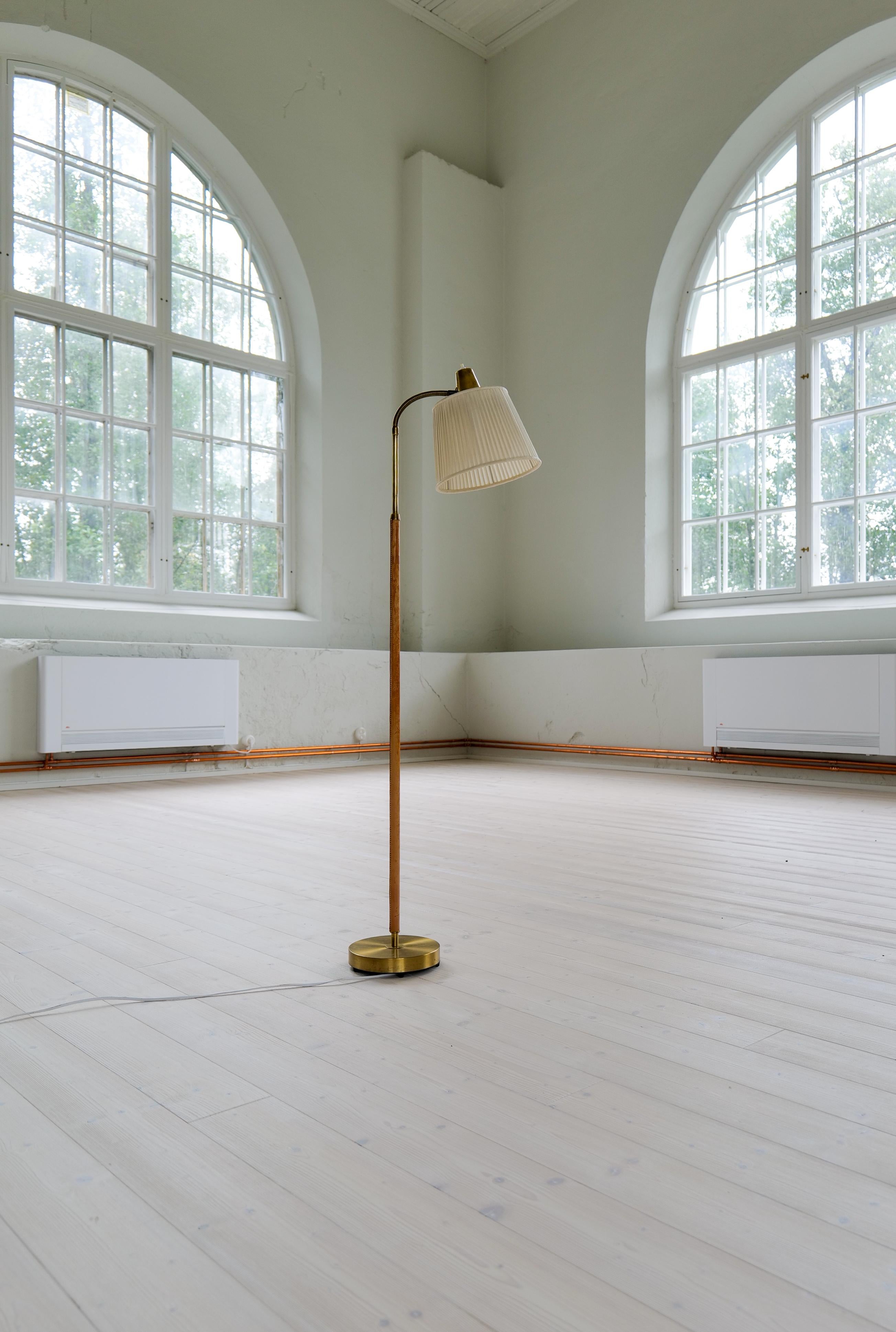 Lampada da terra di metà secolo in ottone e pelle marrone Falkenbergs Belysning, Svezia, anni '60 in vendita 2