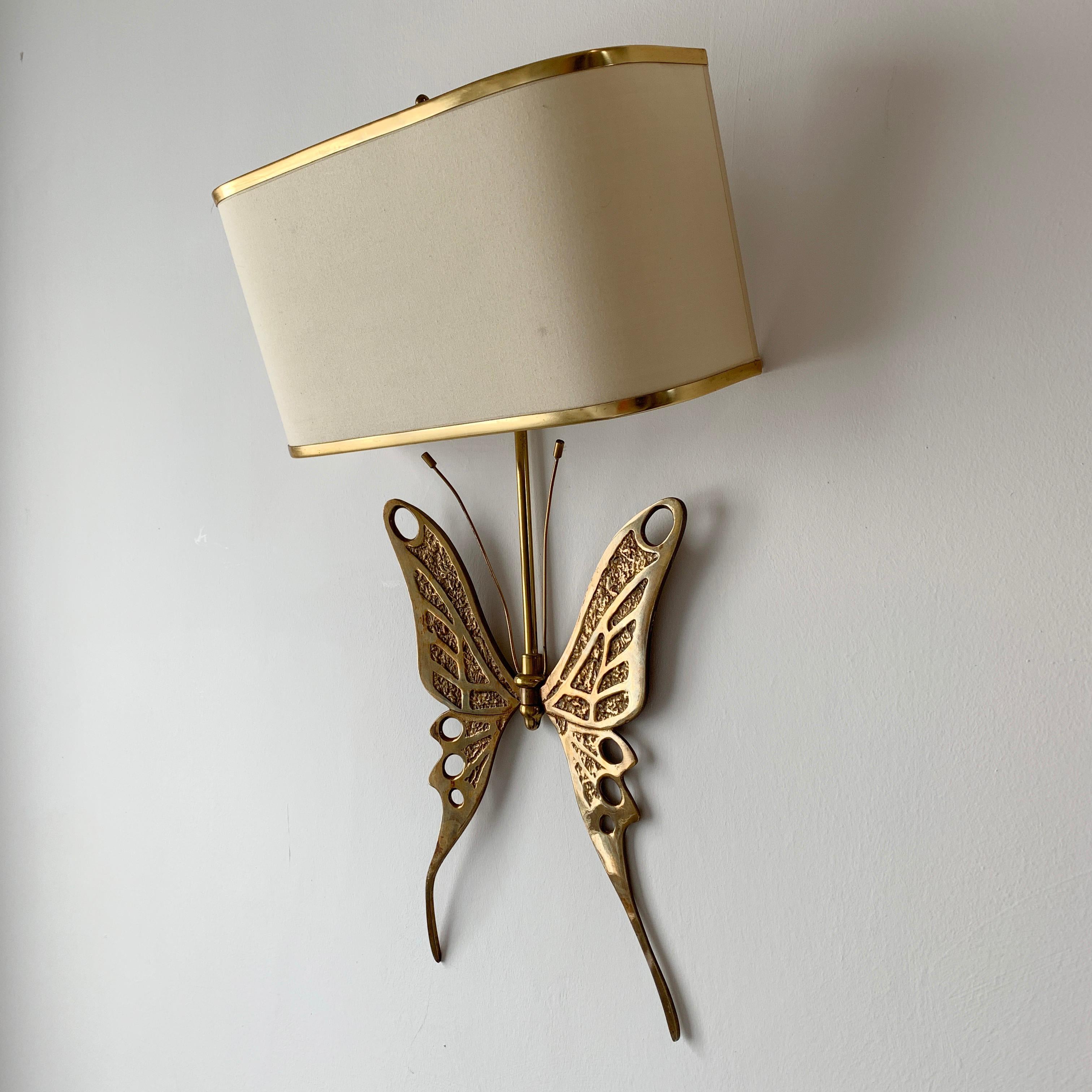 Midcentury brass butterfly wall sconce
Beautiful handcut and crafted brass butterfly in brass
The lamp has a demi shade in off-white with gilt colour trim top and bottom
Att to Willy Daro
The lamp takes 2 bayonet b27 bulbs
Measures: 55cm height,