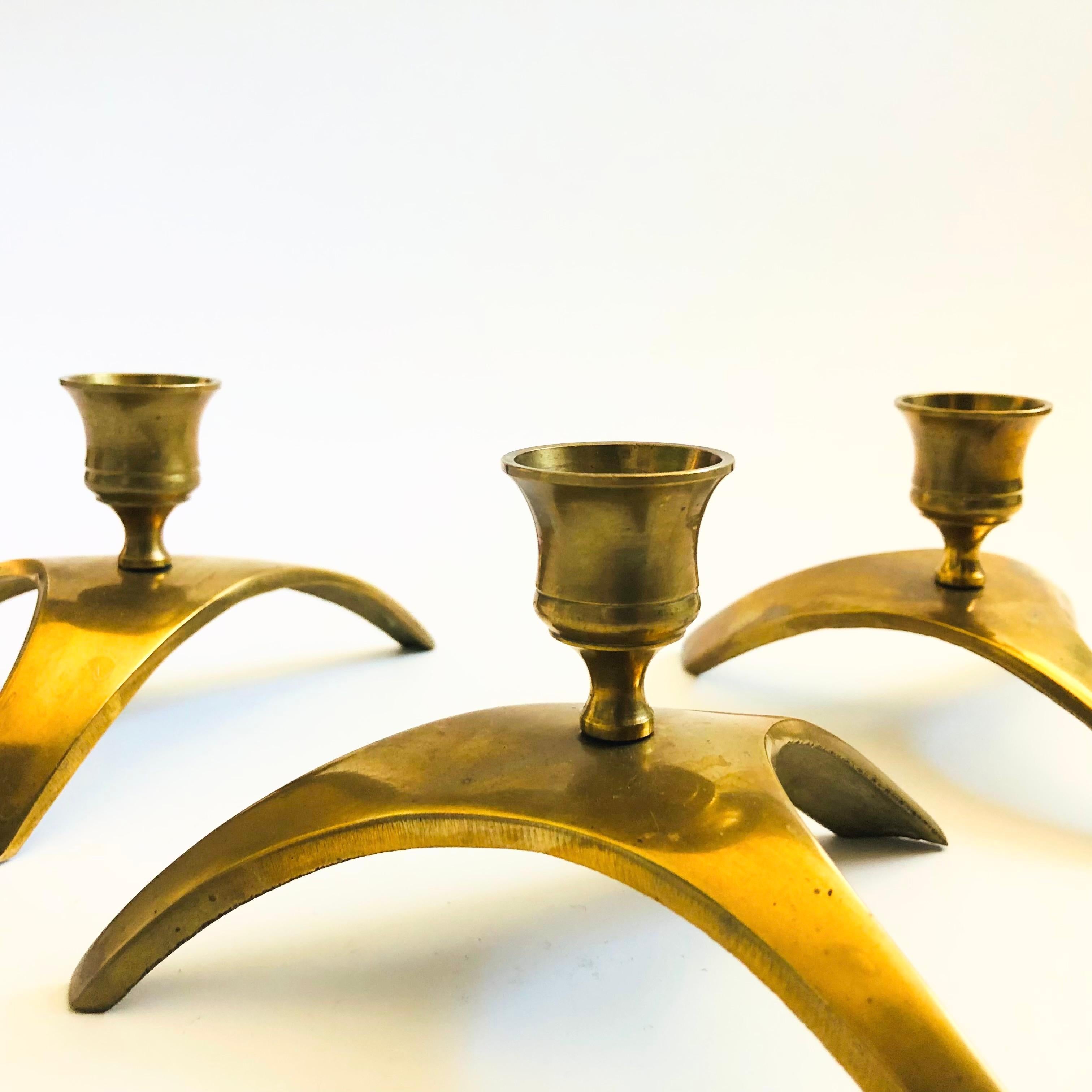 Mid-Century moderno Portacandele in ottone del Medioevo - Set di 3 in vendita