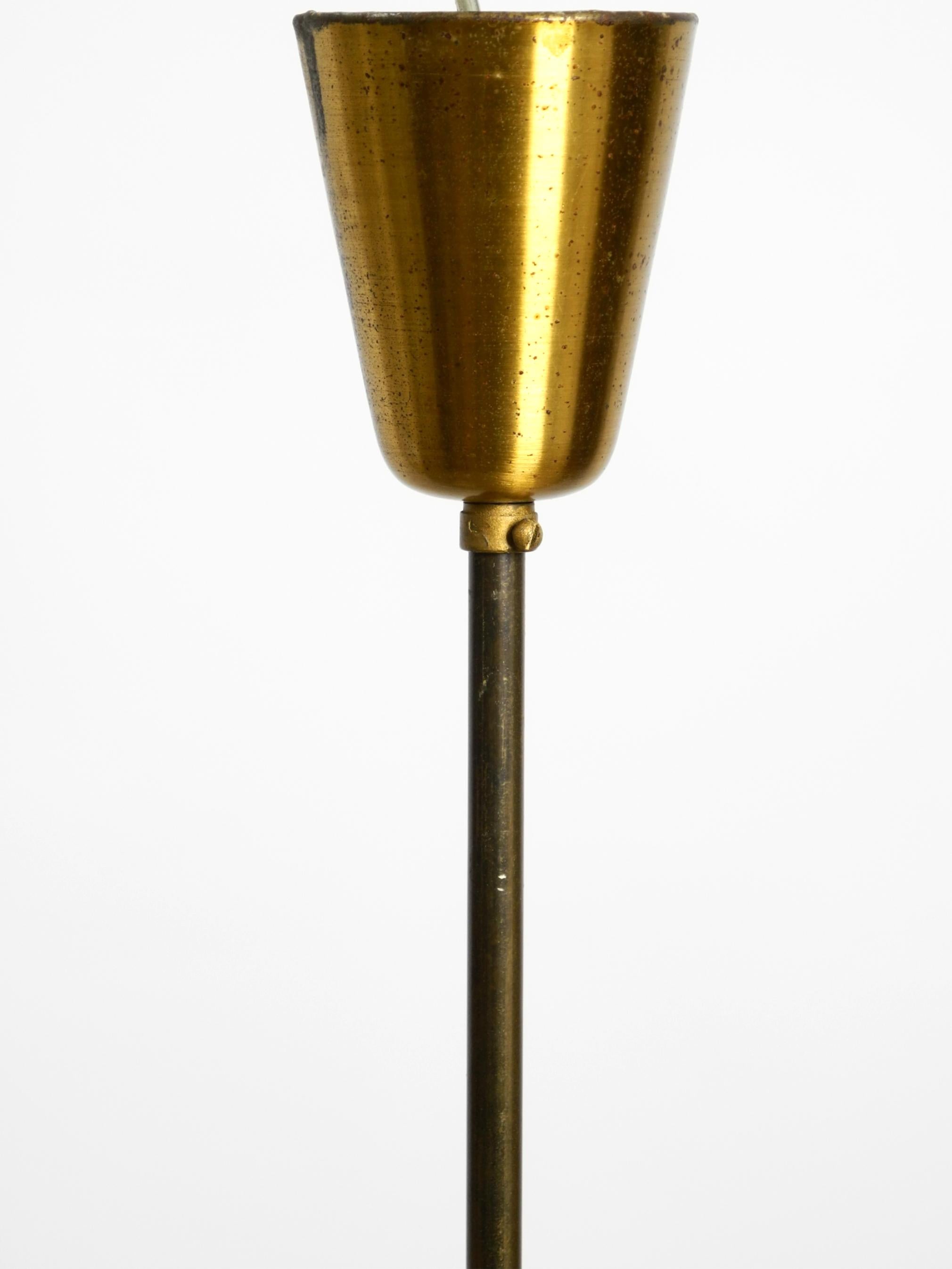 Lampada a cono da soffitto in ottone della metà del secolo scorso con paralume curvo in lamiera forata in vendita 3