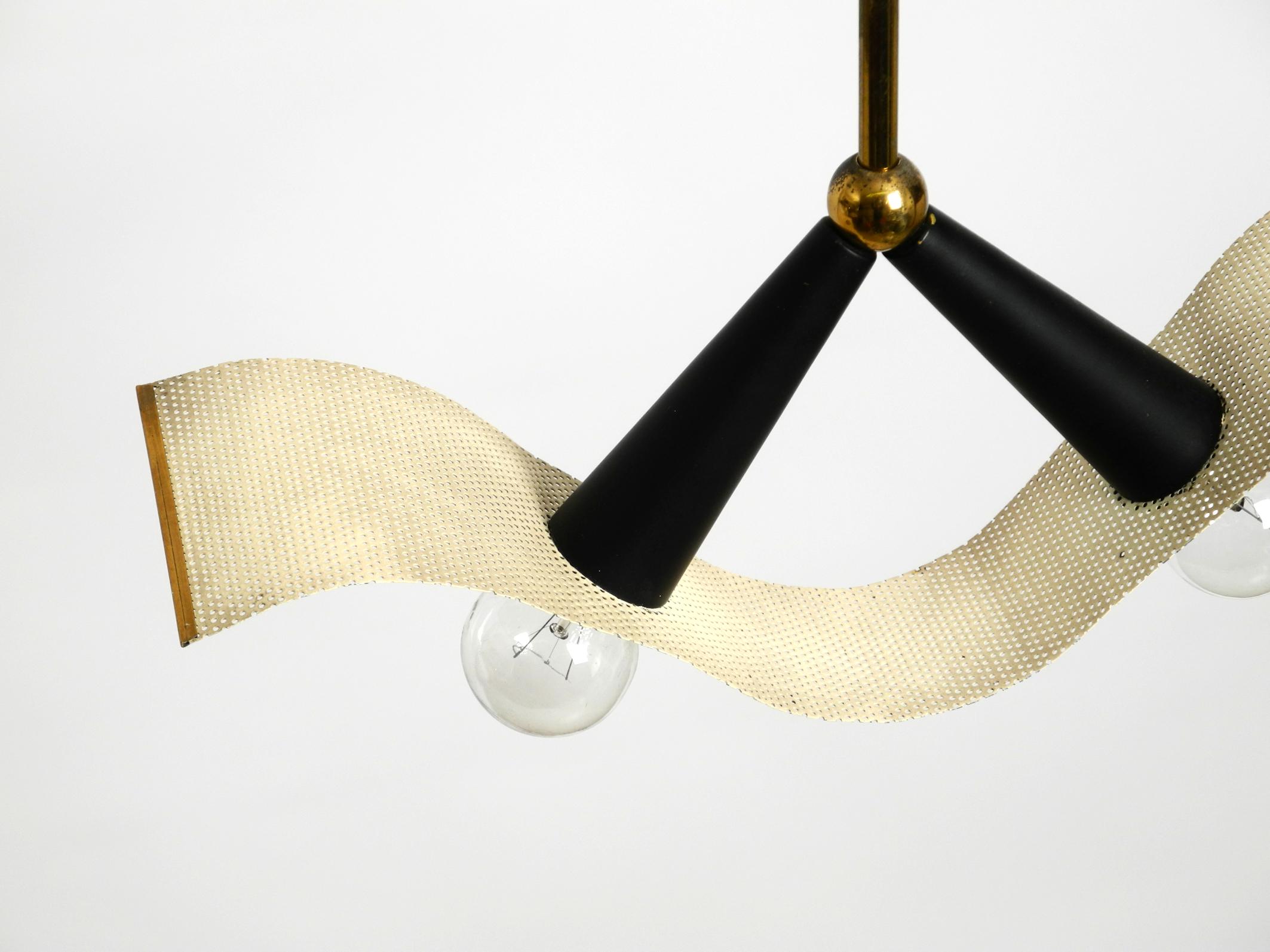 Lampada a cono da soffitto in ottone della metà del secolo scorso con paralume curvo in lamiera forata in vendita 4