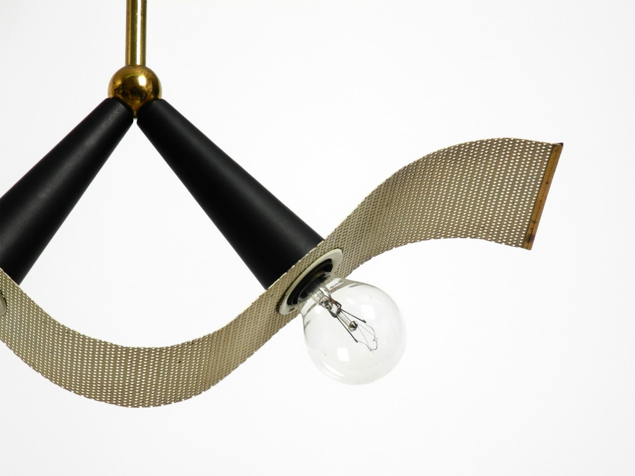 Lampada a cono da soffitto in ottone della metà del secolo scorso con paralume curvo in lamiera forata in vendita 5