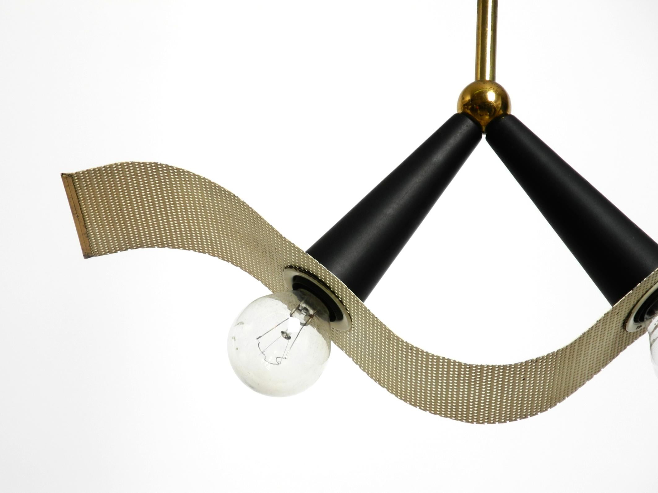 Lampada a cono da soffitto in ottone della metà del secolo scorso con paralume curvo in lamiera forata in vendita 6