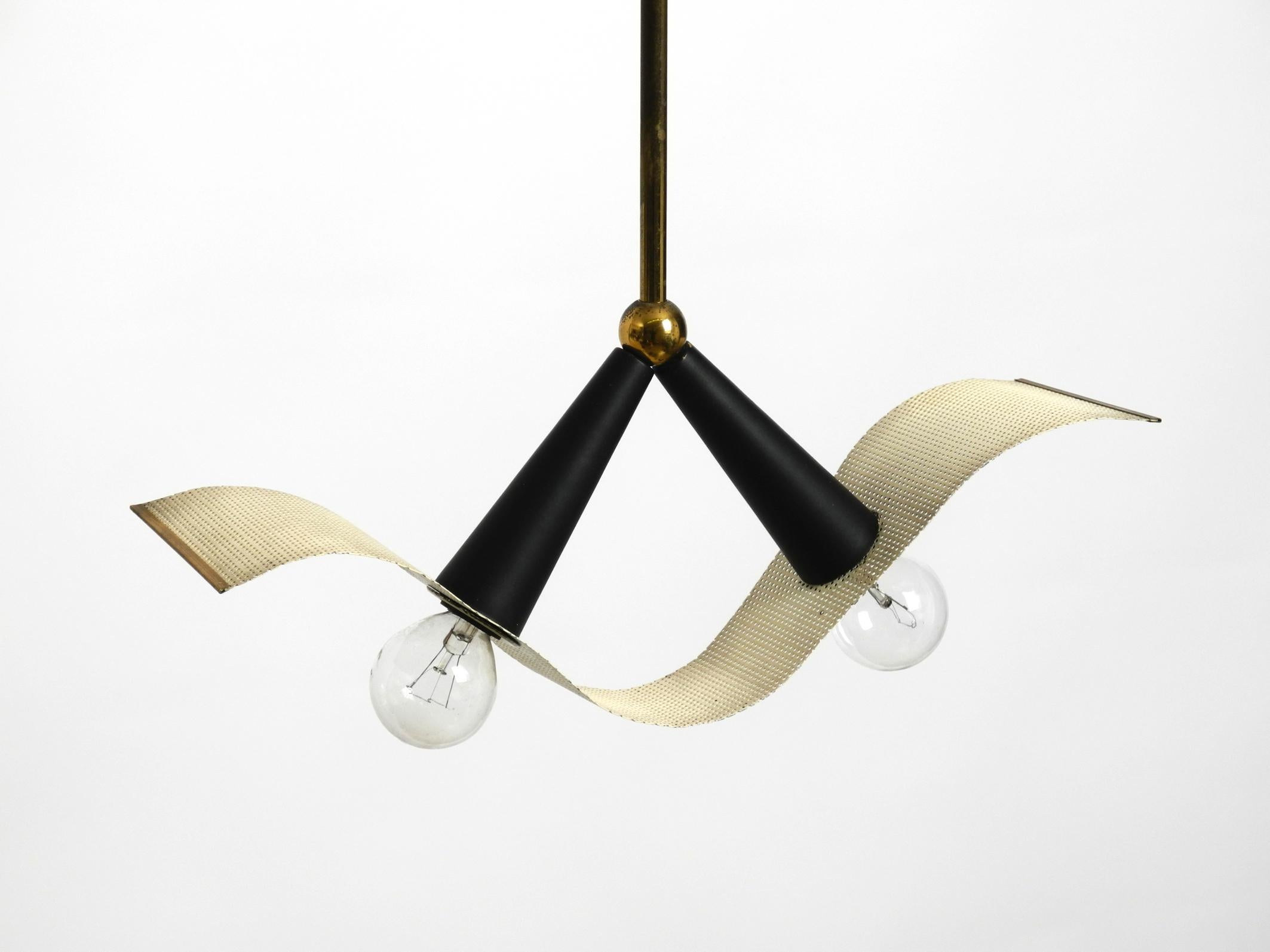 Lampada a cono da soffitto in ottone della metà del secolo scorso con paralume curvo in lamiera forata in vendita 7