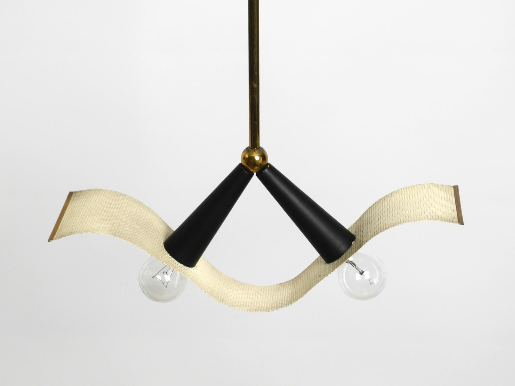 Lampada a cono da soffitto in ottone della metà del secolo scorso con paralume curvo in lamiera forata in vendita 9