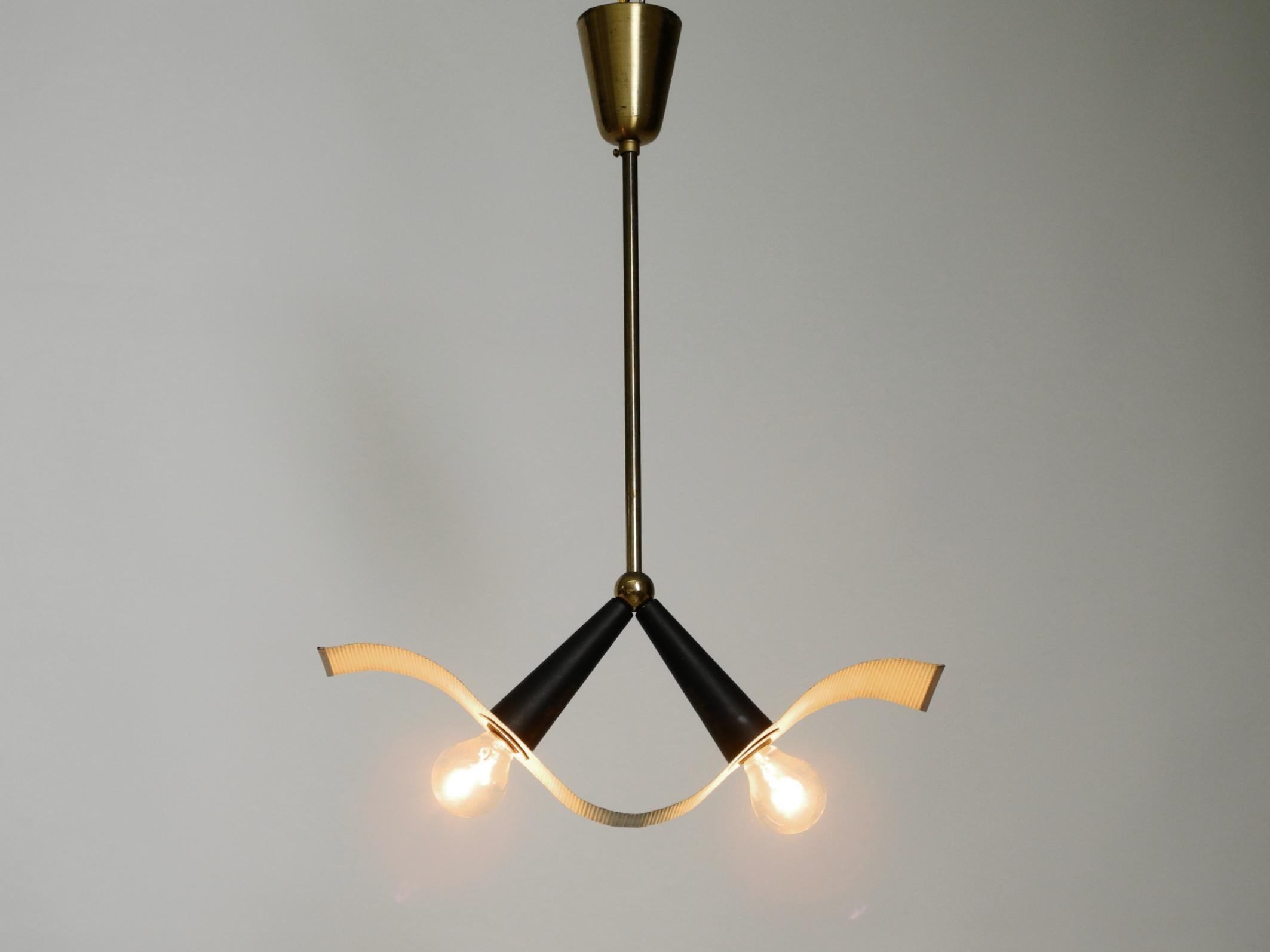 Lampada a cono da soffitto in ottone della metà del secolo scorso con paralume curvo in lamiera forata in vendita 10