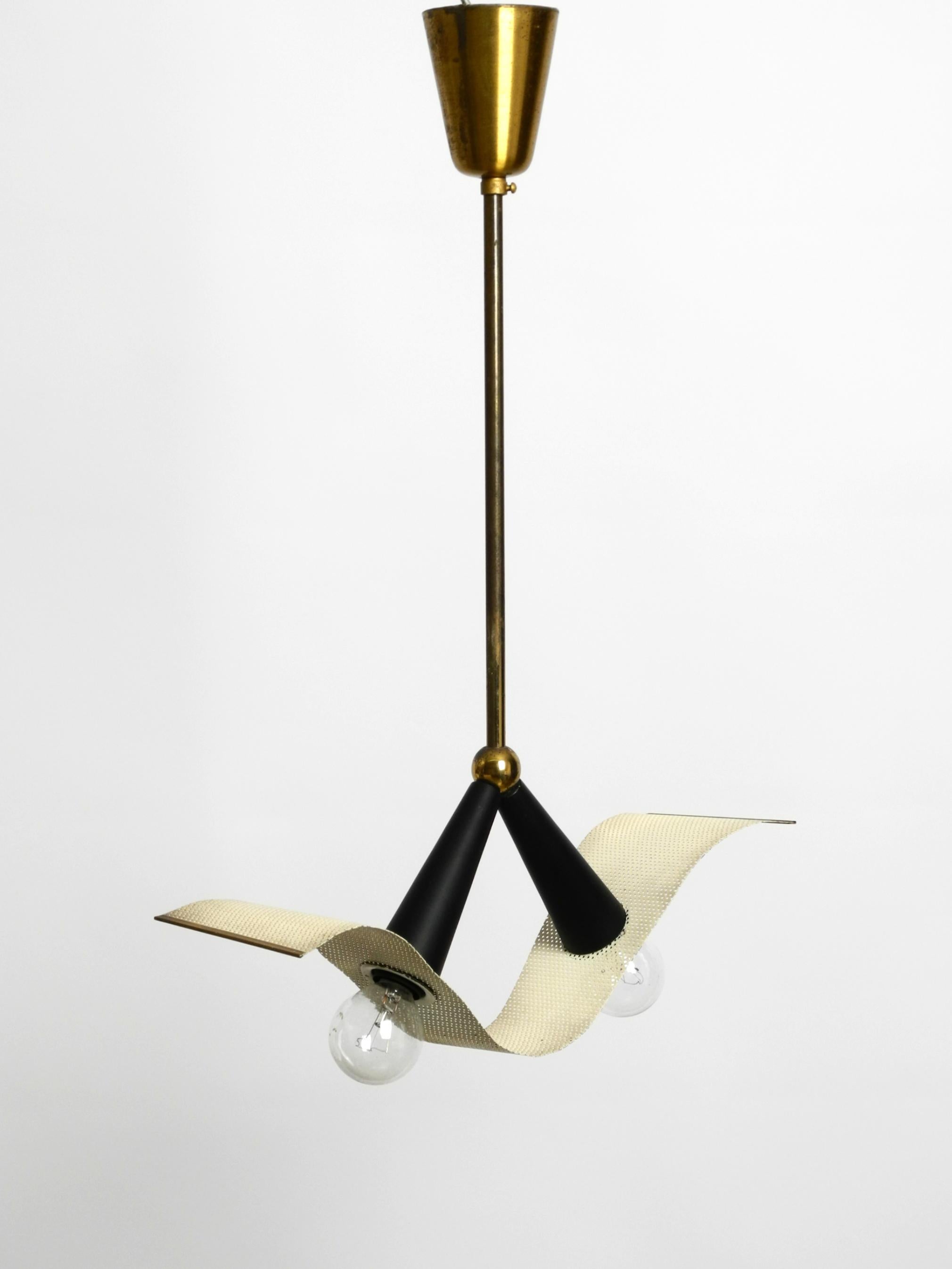Bellissima lampada da soffitto in ottone del Mid Century Modern con paralume in lamiera ondulata e perforata.
Design molto insolito e raro degli anni Cinquanta.
Perfettamente funzionante, patina molto bella e condizioni originali al 100%.
Anche la