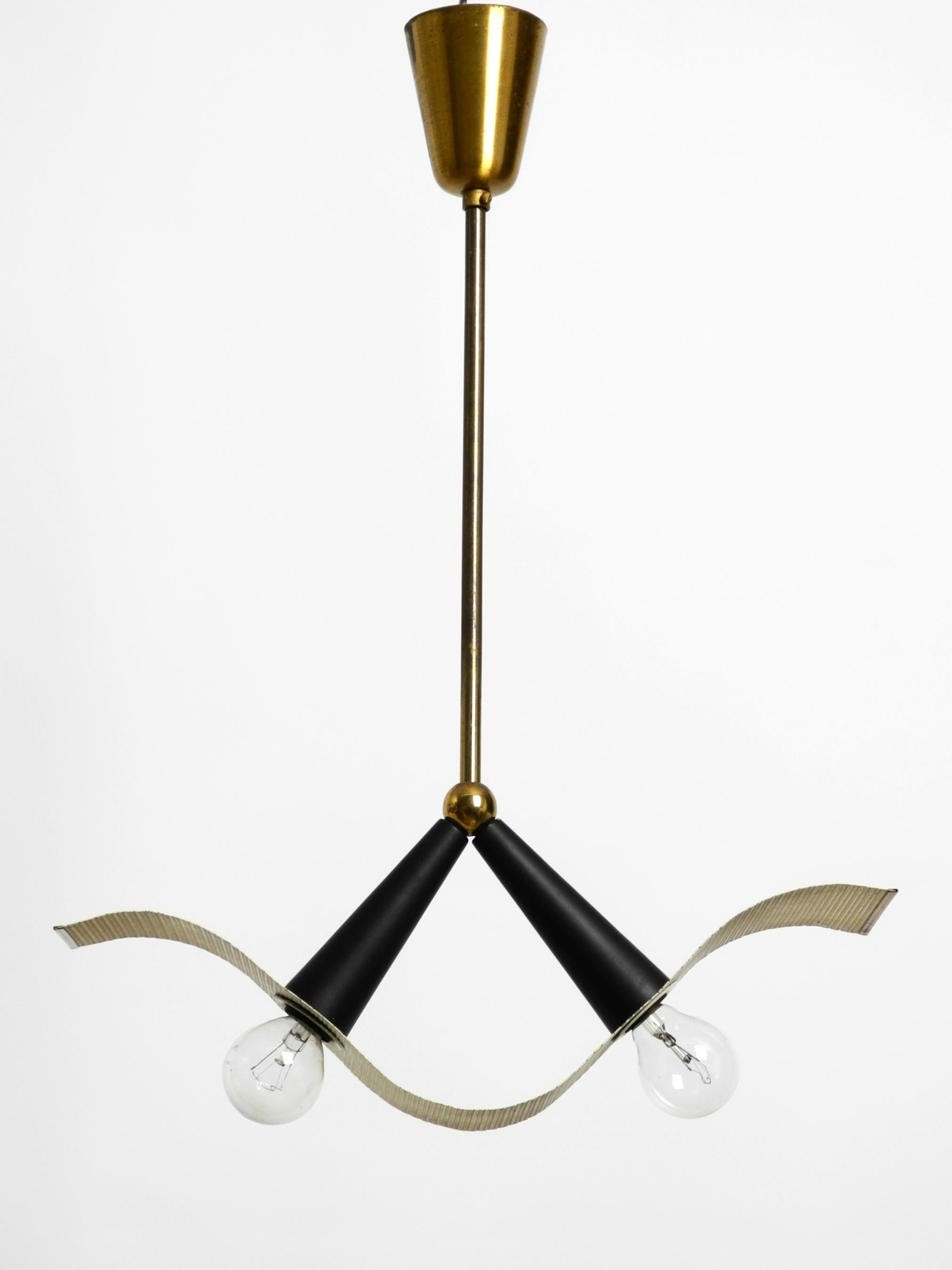 Mid-Century moderno Lampada a cono da soffitto in ottone della metà del secolo scorso con paralume curvo in lamiera forata in vendita