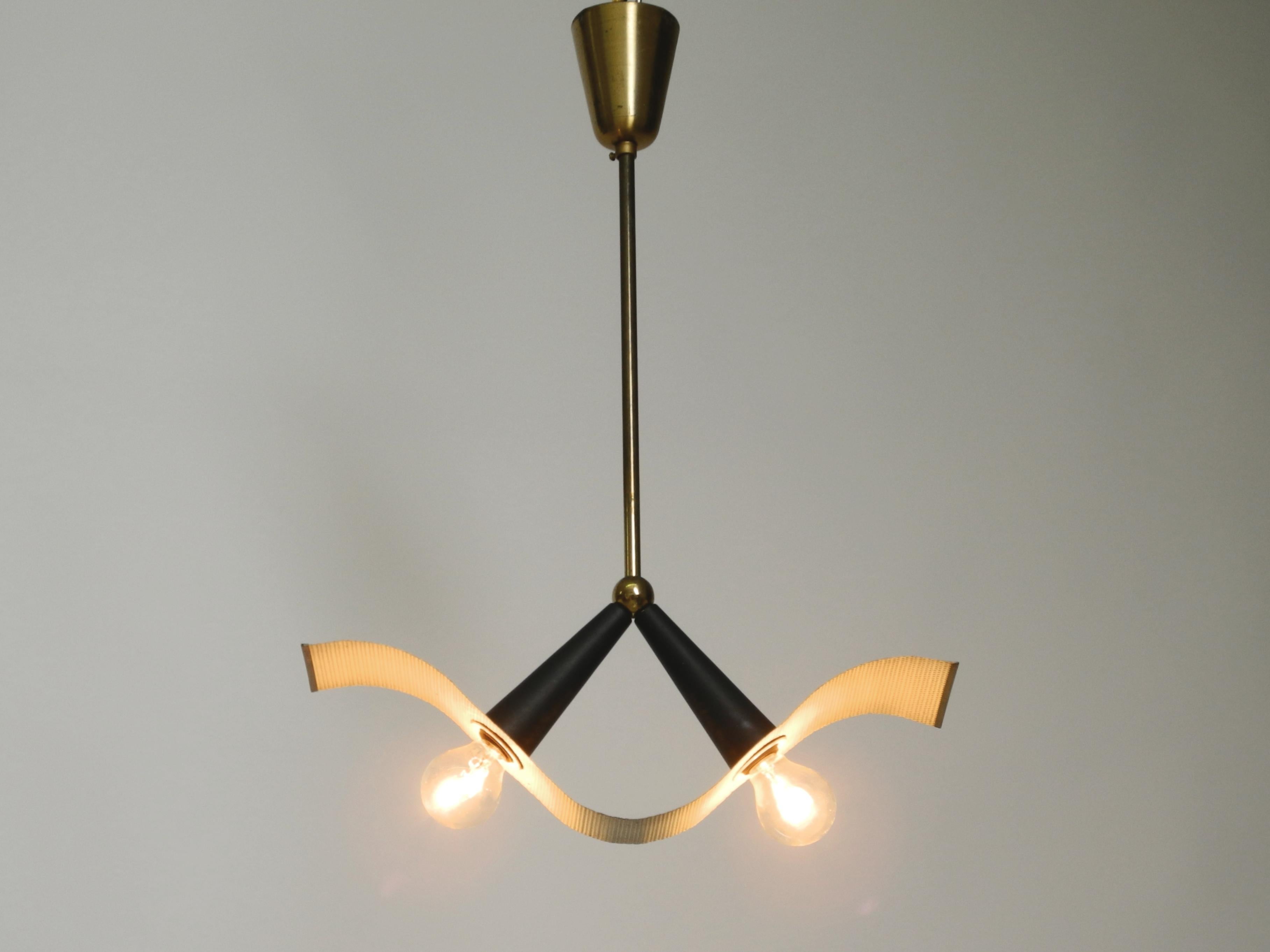 Lampada a cono da soffitto in ottone della metà del secolo scorso con paralume curvo in lamiera forata In condizioni buone in vendita a München, DE