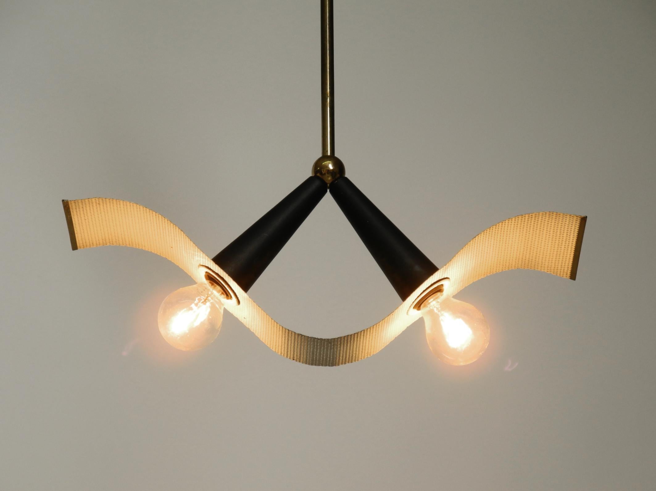 Metà XX secolo Lampada a cono da soffitto in ottone della metà del secolo scorso con paralume curvo in lamiera forata in vendita