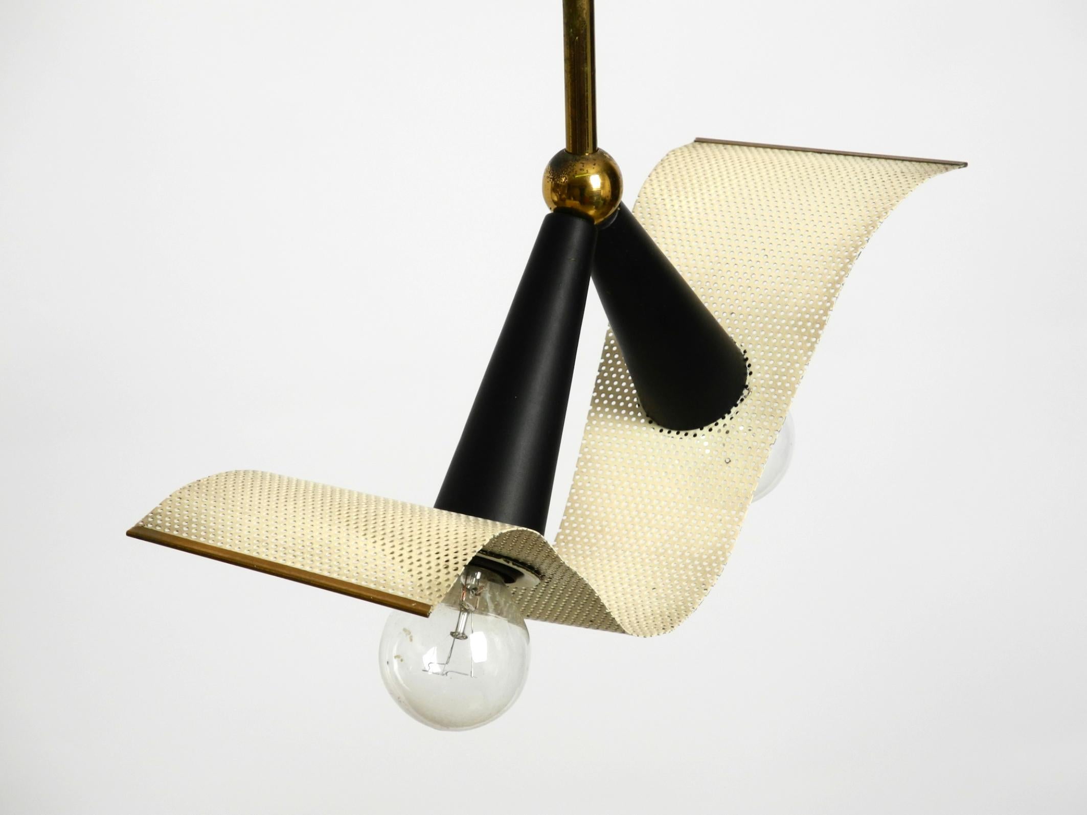 Metallo Lampada a cono da soffitto in ottone della metà del secolo scorso con paralume curvo in lamiera forata in vendita