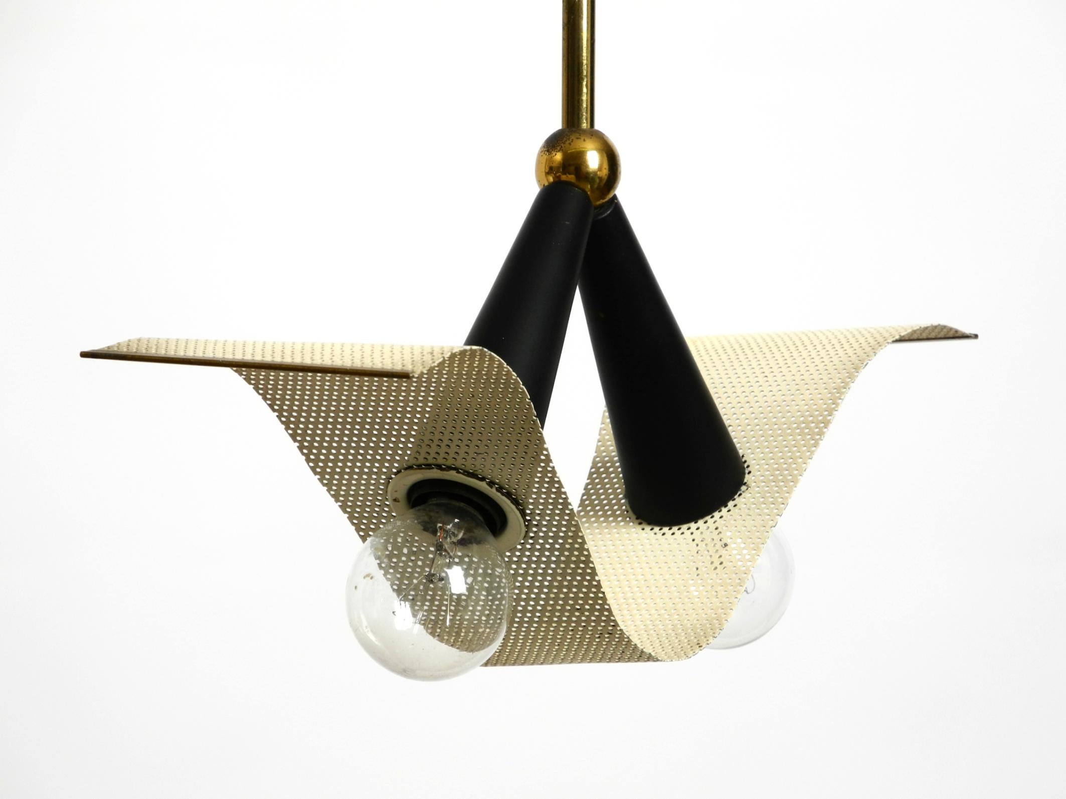 Lampada a cono da soffitto in ottone della metà del secolo scorso con paralume curvo in lamiera forata in vendita 1