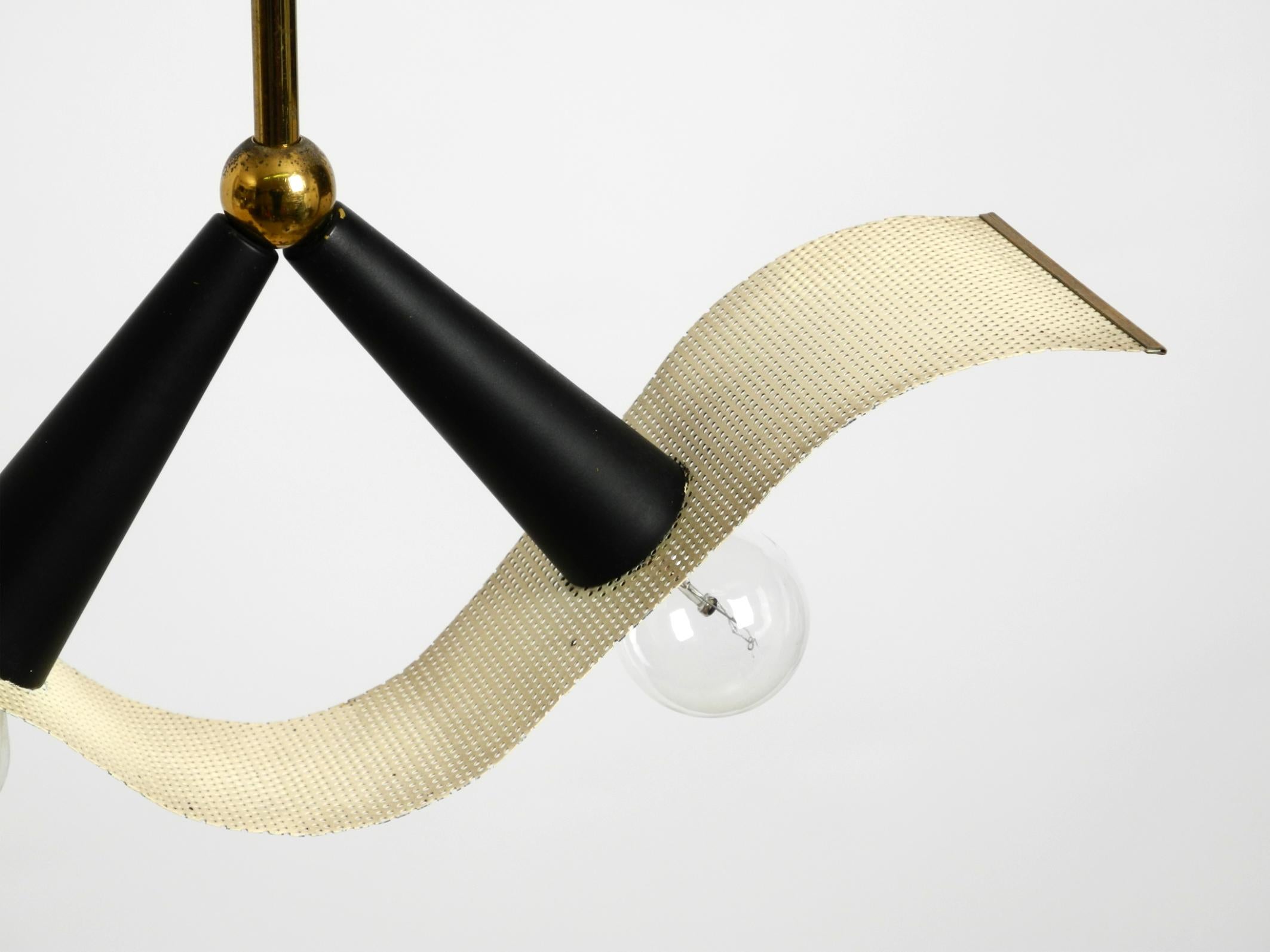 Lampada a cono da soffitto in ottone della metà del secolo scorso con paralume curvo in lamiera forata in vendita 2