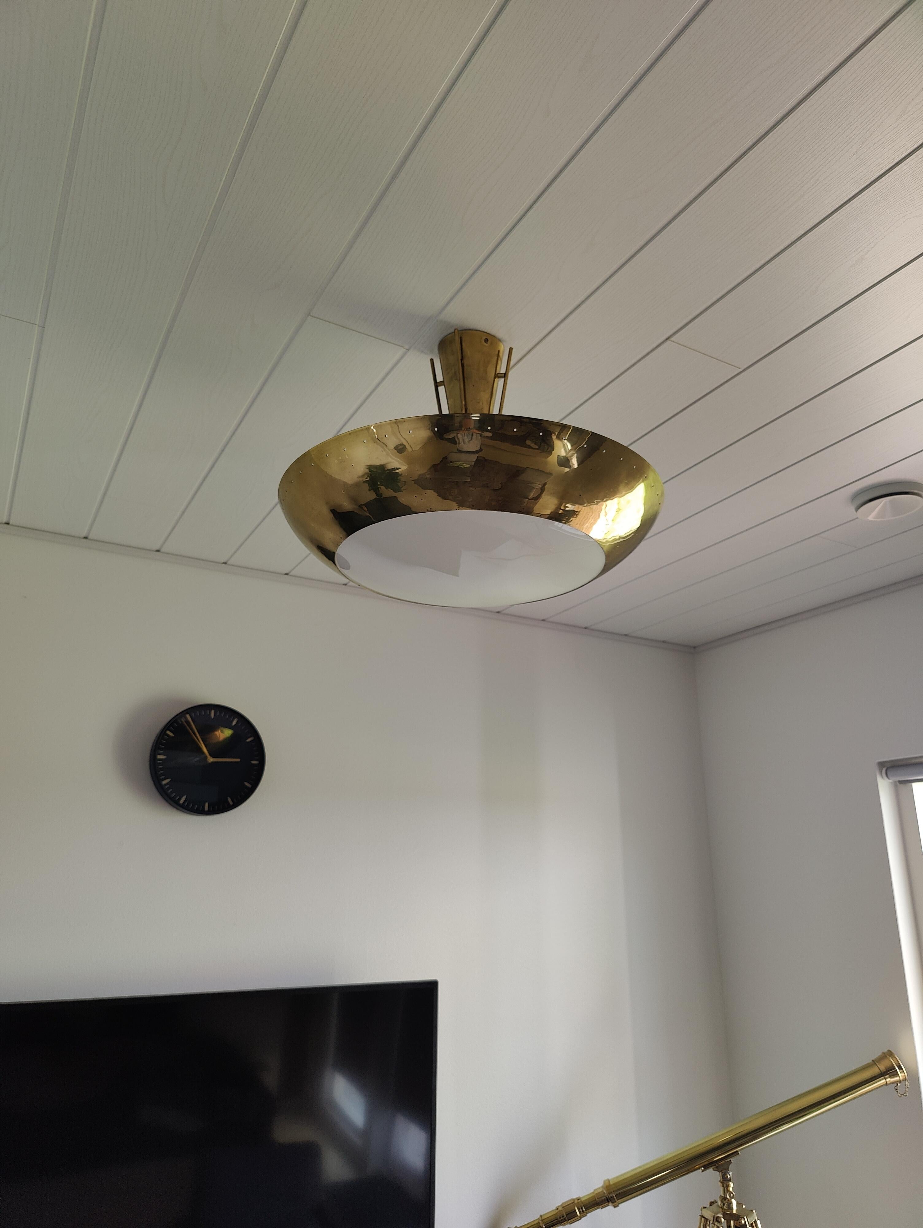 1960s Finnish brass ceiling lamp. Made by Itsu model ER 163 In Good Condition For Sale In Janakkala, FI