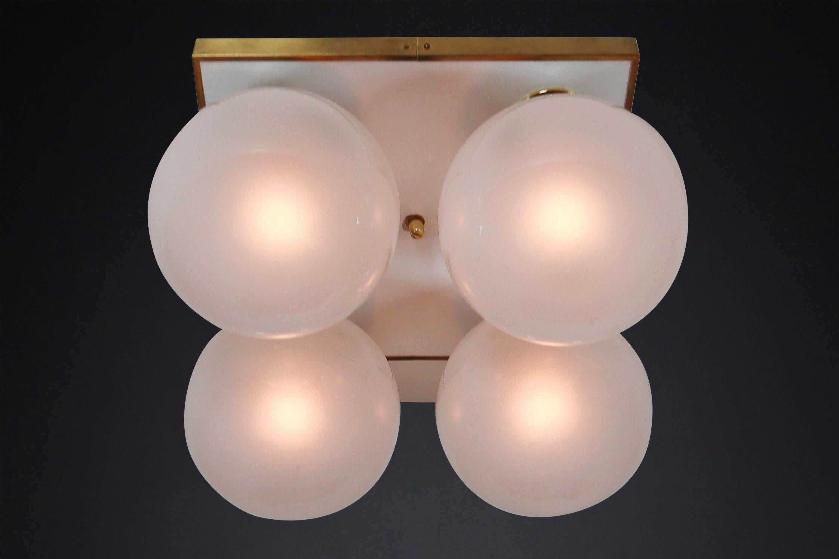  Lights de plafond en laiton du milieu du siècle avec quatre globes en verre blanc perlé en vente 4
