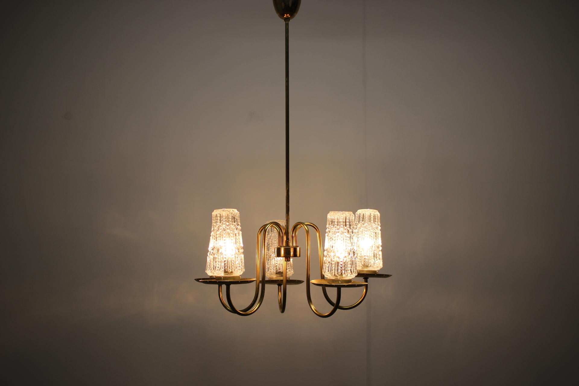 Lampadario in ottone di metà secolo, anni '70, Cecoslovacchia in vendita 5