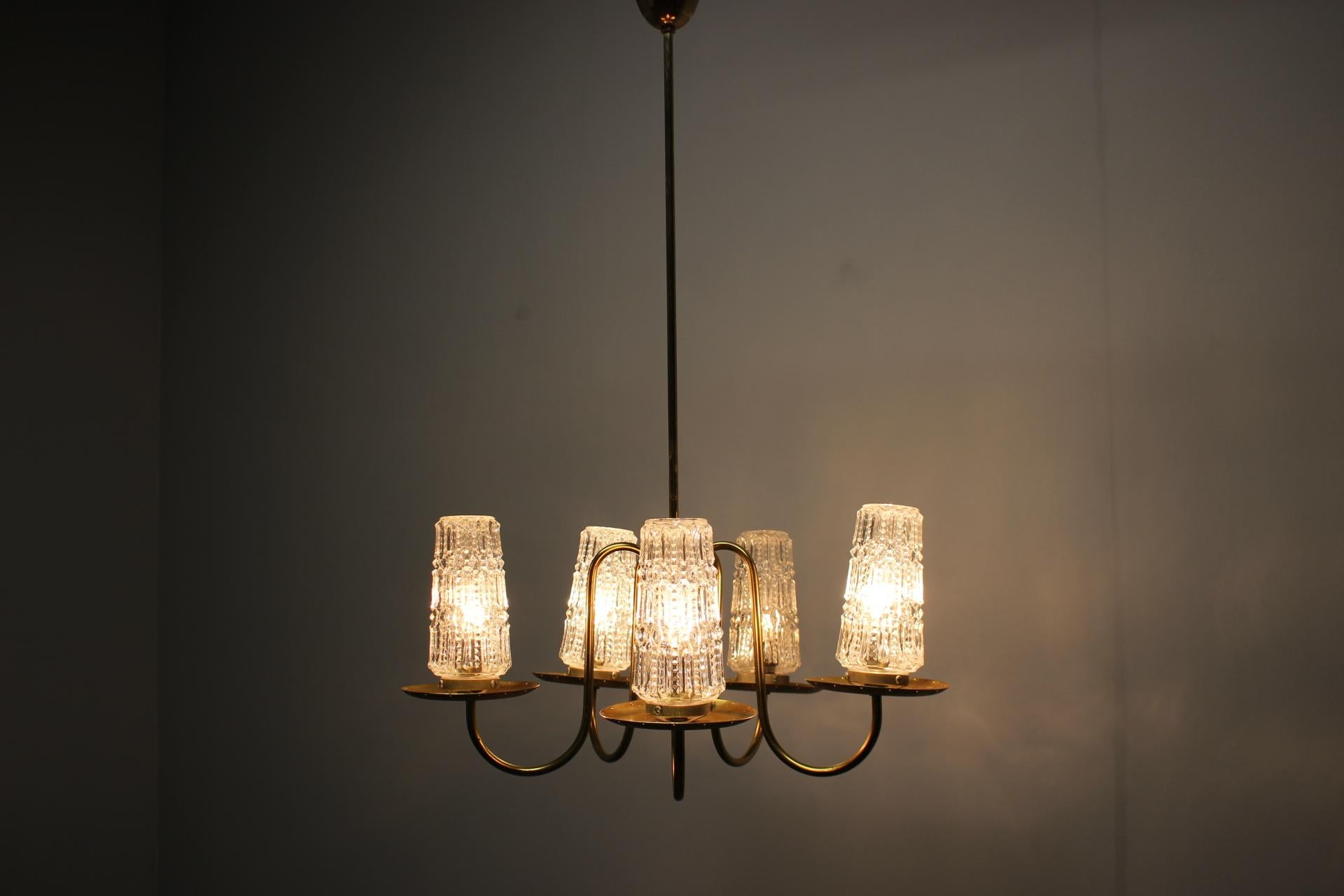 Lampadario in ottone di metà secolo, anni '70, Cecoslovacchia in vendita 6